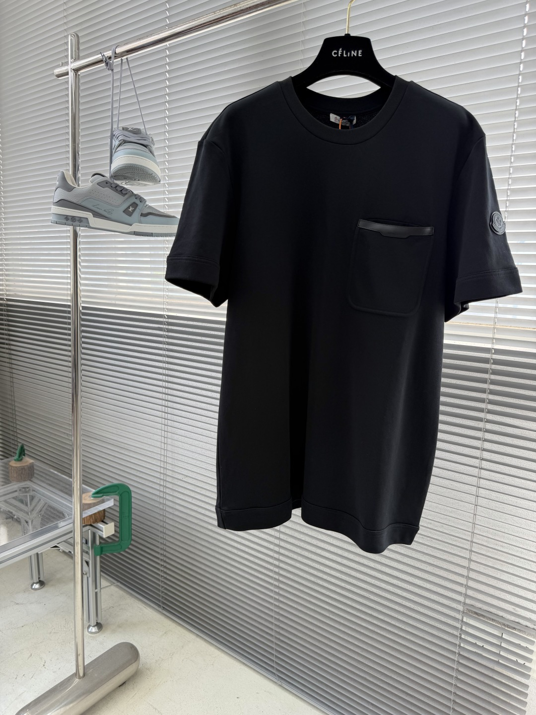 NO:870526,-mon Leather-trimmed pocket short sleeves. Customized suede organic cotton. Delicate and soft. Comfortable and close to the skin. Made with creamy naked apricot as the base. Moisturizing and restrained. Full of luxury and elegance. Leather-trimmed pockets on the chest are the finishing touch. Integrating wild functionality and Italian sophistication. The leather logo on the sleeves is engraved with brand genes. The exquisite balance between comfort and elegance creates a unique and elegant luxury. Sewing with a pattern template. Precisely control the sewing line through a pattern drawing machine.  Ensure the precise positioning of Moncle* leather patches and complete alignment of horizontal and vertical lines. The prototype is accurately aligned by hand to ensure tight opening and closing. Hand-made infrared line-drawing pockets are assisted by infrared technology to achieve precise positioning and marking of pocket positions, which retains the fineness and flexibility of hand sewing. The fabrics have been fermented and washed, giving a better hand feel and texture. Not easy to deform, not easy to shrink, not easy to fade, and maintain long-term beauty. Size S M L XL Bust  108112116120 Length 70727476 Shoulder width 45 46.5 48 49.5,,T-shirt,19860909-mon 皮革饰边口袋短袖 定制绒壤有机棉 细腻软糯 舒适贴肤 以奶油裸杏为底 温润内敛 尽显奢雅风骨 胸前皮革饰边口袋点睛 融山野机能与意式精致于一体 袖间皮革徽标镌刻品牌基因 于舒适与奢雅的精妙平衡间 成就独树一帜的雅致奢境 采用画样模版机车缝 通过画样机精确控制缝纫线路 确保Moncle*皮革贴片精准定位 横竖水平线完全对齐 样机手工精准对格 保证开合严丝合缝 手工红外线画线口袋 以红外线技术为辅助 实现口袋位置的精准定位与标记 即保留了手工缝制的精细与灵活性 面料都经过酵洗 手感质感更佳 不易变形 不易缩水 不易褪色 保持长久的美观 尺码 S M L XL 胸围 108112116120 衣长70727476 肩宽45 46.5 48 49.5,,T-shirt,,Men's clothing