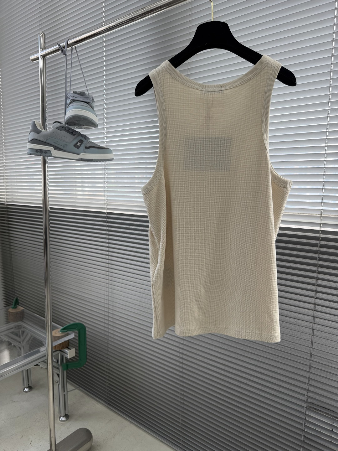 -PRAD    三角标背心定制琉光华夫格布 轻盈透气 立体挺括 以大地原生的石灰岩色 诉说着极简而隽永