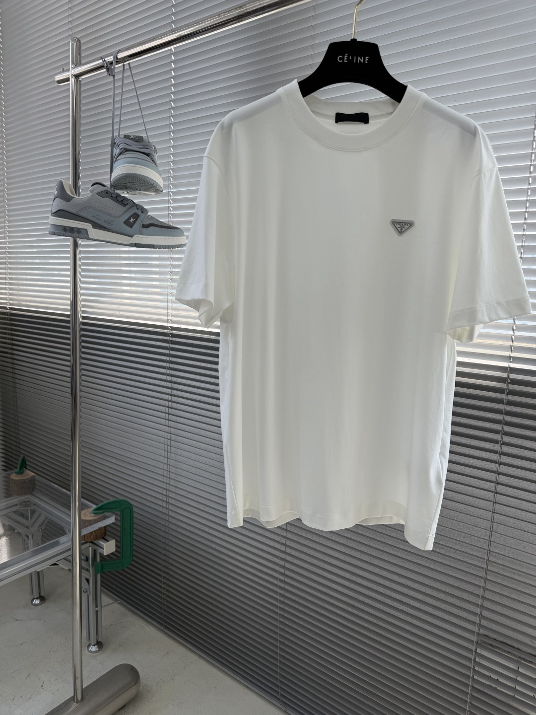 NO:872715,-PRAD Triangle Logo Short Sleeve 26ss Spring and Summer New Style Round T, minimalist and high-end. The iconic triangle Prad* metal logo on the chest is a low-key and luxurious soul embellishment~ It is not as ostentatious as the full-print logo, but it can reveal your taste inadvertently. This 'hidden sense of high-end' is really amazing  The softness and crispness to the touch are amazing. It has a silky fabric texture that is incredibly comfortable to wear next to the skin. It can create a high-end atmosphere for daily commuting or going out on the street. This high-end tone that is not bad for the street has a cool and high-end sense. Whether worn with black trousers for elite style or casual wear with jeans, you can wear it with a 'distinctive sense of fashion', and you no longer have to worry about the awkwardness of matching ~ Who can resist a white T-shirt that balances 'simple, high-end, and recognizable' so well!  Dressing is not about blindly stacking up, it is about using the texture of the fabric to outline your own comfort and elegance!  Size 48.50.52.54.56 (M-3XL),,prada,T-shirt,19860909-PRAD 三角标短袖 26ss春夏新款 圆T 极简高级感拉满 胸前那个标志性三角Prad*金属标,是低调奢华的灵魂点缀～ 不像满印logo那么张扬,却能在不经意间暴露品味,这种“藏着的高级感”真的绝 摸上去的柔软度和挺括感都很绝,是那种丝滑的面料质感,贴身穿也舒服到没话说,日常通勤或出街都能稳稳拿捏高级氛围. 这种不烂大街的高级调,自带清冷高级感,不管搭黑色西裤走精英风,还是配牛仔玩轻休闲,都能穿出“与众不同的时髦感”,再也不用担心撞款尴尬～ 谁能拒绝一件把“简约、高级、辨识度”平衡得这么好的白T啊！ 穿搭不是盲目堆砌 是用面料的质感勾勒独属于自己的自在与高级！ 尺码48.50.52.54.56（M-3XL）,,prada,T-shirt,,Men's clothing