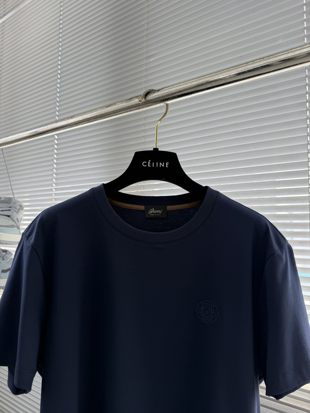 -Brioni     26ss春夏新款绣花细节圆领T恤夏日清凉新选择👕这款短袖，绝对是今夏衣橱的必备单