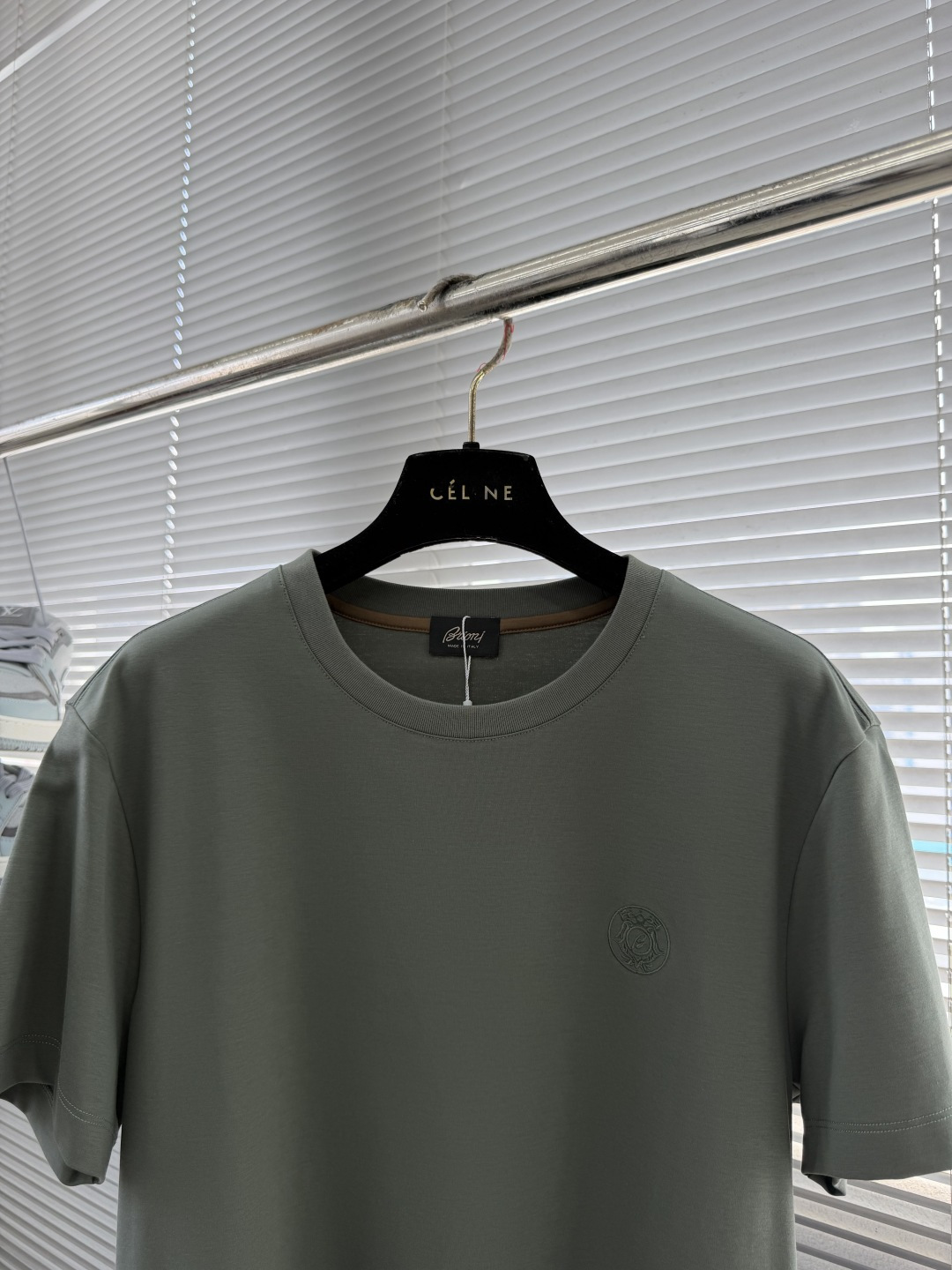 -Brioni     26ss春夏新款绣花细节圆领T恤夏日清凉新选择👕这款短袖，绝对是今夏衣橱的必备单