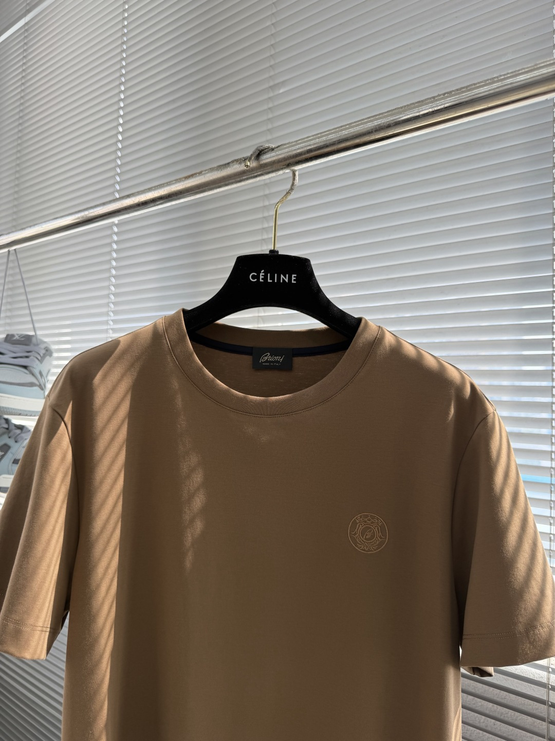 -Brioni     26ss春夏新款绣花细节圆领T恤夏日清凉新选择👕这款短袖，绝对是今夏衣橱的必备单