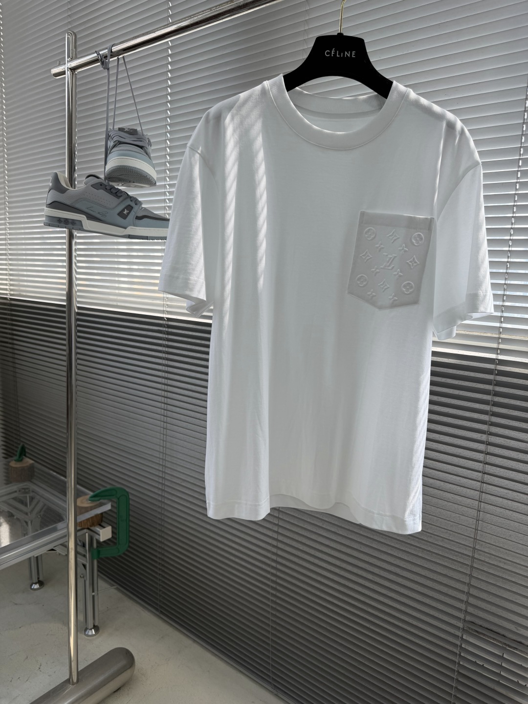 NO:872690,- Donkey brand short sleeves with pocket embossed logo, 26ss spring and summer new model, simple yet stylish, LV logo on the chest, full of high-end. Pure white, clean and pure. Comfortable, skin-friendly and breathable, suitable for daily wear or sports. I have to say, 1V always hits my heart accurately in the fashion area. The fabric is made of cotton. Size 48.50.52.54.56 (M-3XL),, louis vuitton, louis  vuitton,T-shirt,19860909-驴牌 口袋压花logo短袖 26ss春夏新款 简约又不失格调,胸前lv标志 高级感拉满.纯白色干净纯粹.舒服,亲肤又透气,日常穿或者运动时穿都很合适. 不得不说,1V 在时尚这块总是能精准戳中我的心巴 面料采用棉 尺码48.50.52.54.56（M-3XL）,,louis vuitton,louis vuitton,T-shirt,,Men's clothing