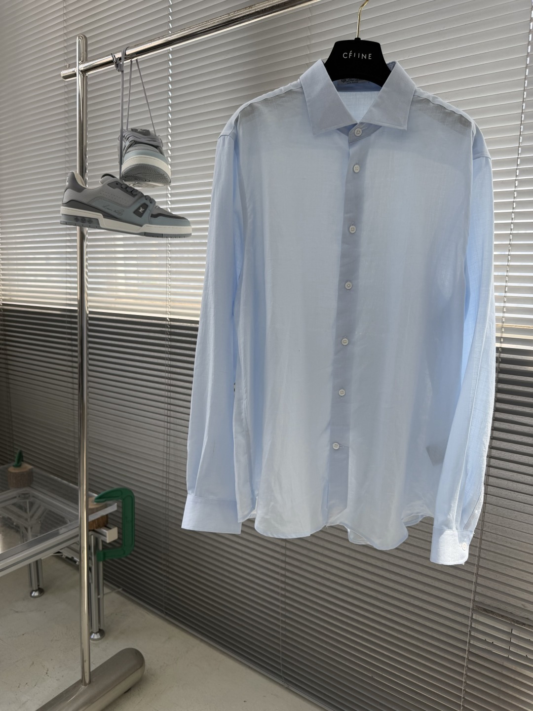 NO:872705,-Loro Piana's new spring and summer men's linen shirts have an old-money style vibe!  Suitable for both business and leisure, the long-sleeved design is suitable for many scenes, the linen fabric is breathable and refreshing, and has a casual and lazy high-end feel~ The silhouette is neat and not sloppy, elegant when worn alone, and it is more stylish when worn with a suit, and it is easy to wear with a low-key and classy texture~ Size M-3XL,,loro piana,shirts,business suit,19860909-Loro Piana 春夏新款男士亚麻衬衫,老钱风氛围感直接拉满！商务休闲两相宜,长袖设计适配多场景,亚麻面料透气清爽,自带随性慵懒的高级感～ 版型利落不拖沓,单穿儒雅,搭西装更显格调,轻松穿出低调有品的质感范儿～ 码数M-3XL,,loro piana,shirts,business suit,,Men's clothing