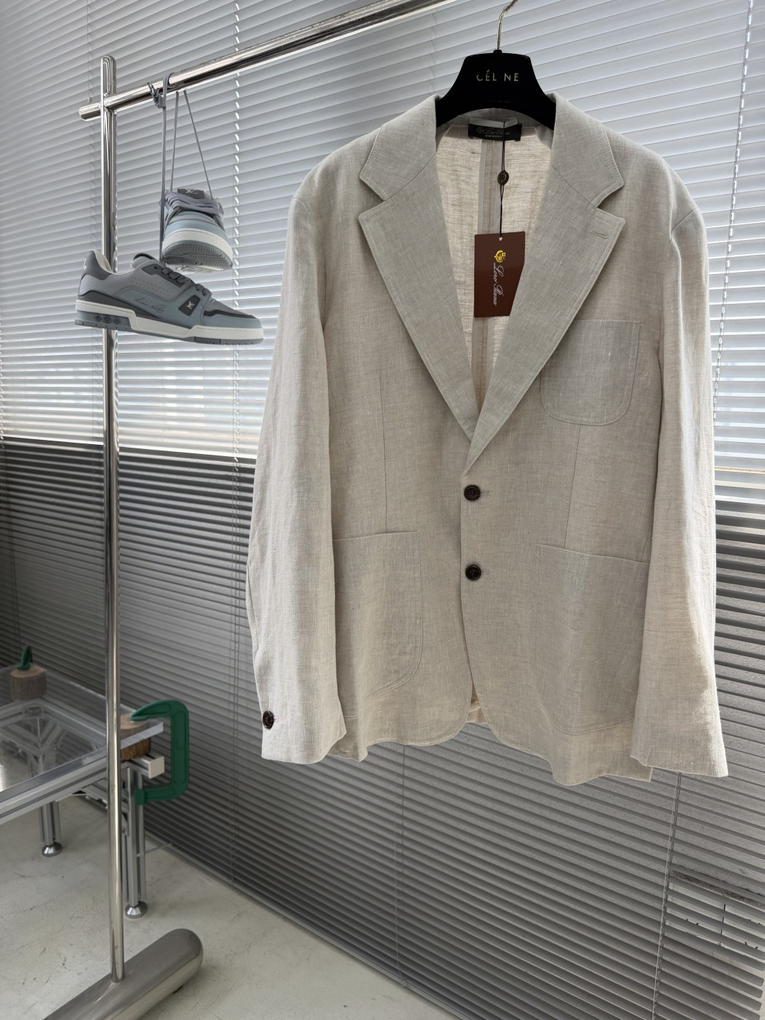 NO:872686,-Loro Piana’s new old-money casual conveniences unlock a new style for commuting!  The linen fabric has a breathable feeling, is breathable, light and weightless, and is suitable for early spring~ The unstructured design is neat and simple, less restrictive and more comfortable, you can switch between leisure and commuting easily, and you can easily wear it with a low-key sense of elegance~ It is a new season style, grab it if you like it~ Size M-3XL,, loro piana,19860909-Loro Piana 新款老钱休闲便西,解锁通勤新格调！亚麻面料自带呼吸感,透气轻薄无负担,早春穿正合适～ 无结构设计利落简约,少了束缚多了自在,休闲通勤切换自如,轻松穿出低调贵气感～ 新季刚需款,看上的抓紧拿下吧～ 码数M-3XL,,loro piana,,Men's clothing
