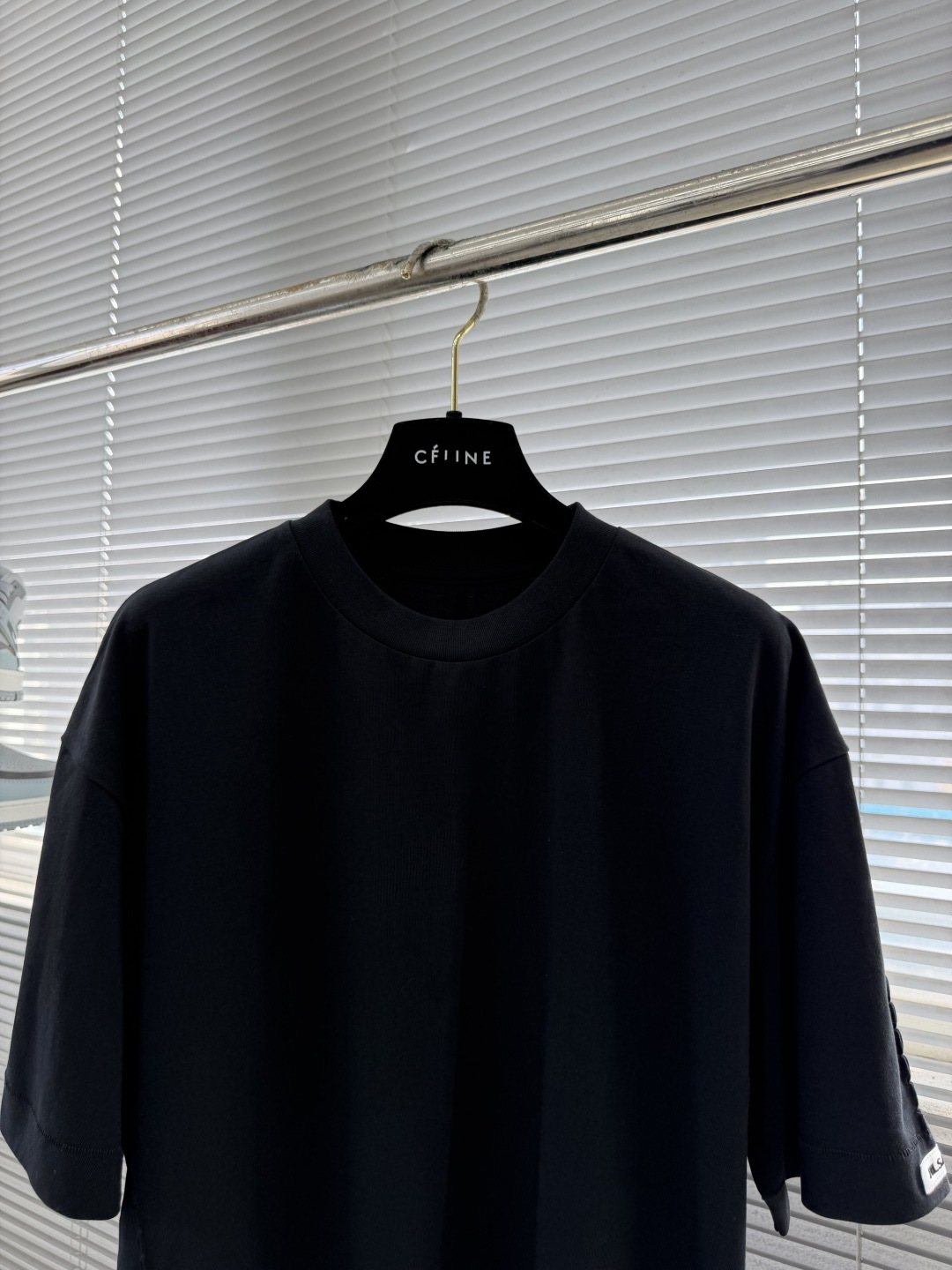 -JILSANDER    26夏款短袖，自带高级感buff！袖口章仔logo是点睛之笔，设计感走线藏着