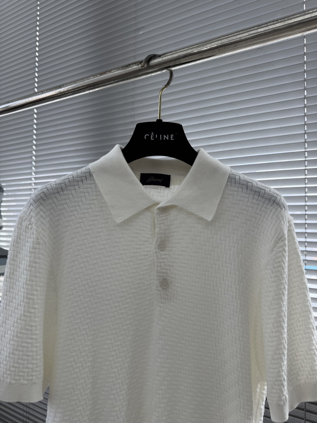 -Brioni     针织Polo衫 以菱形编织纹理构成主体，凹凸起伏的肌理如同微型浮雕，在光线下呈现