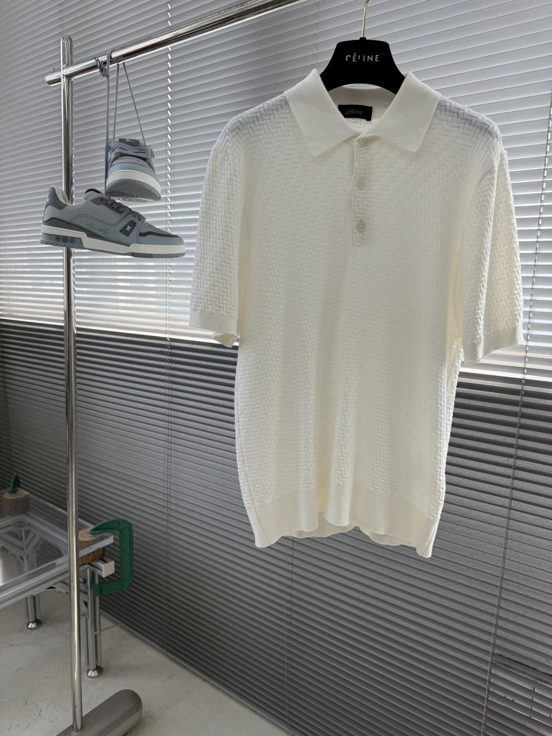 -Brioni     针织Polo衫 以菱形编织纹理构成主体，凹凸起伏的肌理如同微型浮雕，在光线下呈现