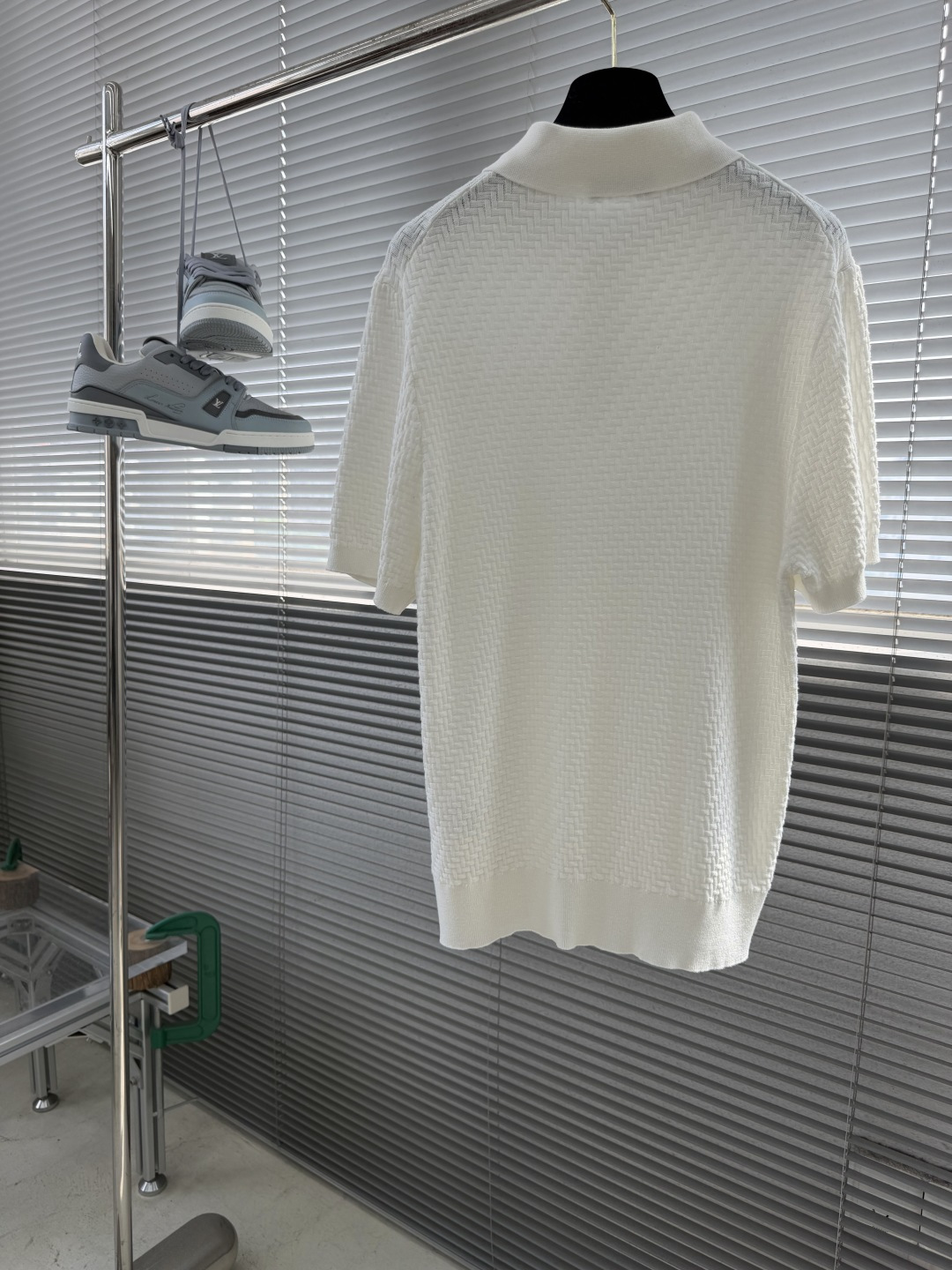 -Brioni     针织Polo衫 以菱形编织纹理构成主体，凹凸起伏的肌理如同微型浮雕，在光线下呈现