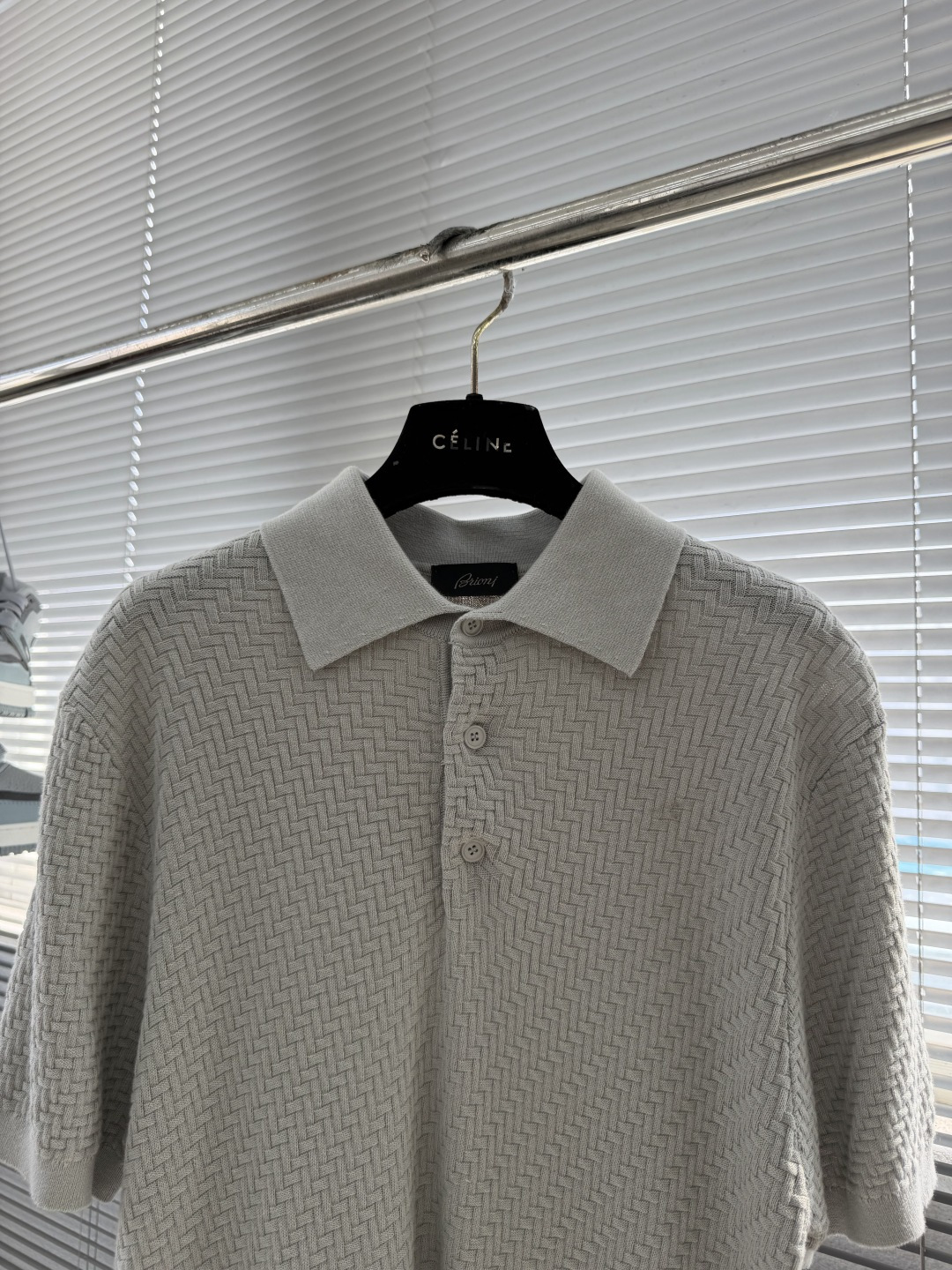 -Brioni     针织Polo衫 以菱形编织纹理构成主体，凹凸起伏的肌理如同微型浮雕，在光线下呈现