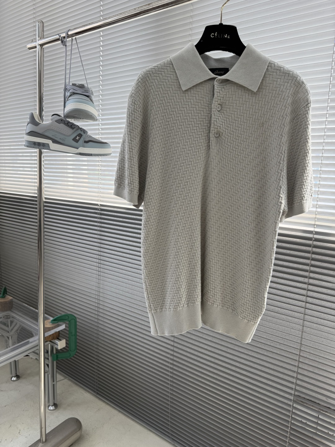-Brioni     针织Polo衫 以菱形编织纹理构成主体，凹凸起伏的肌理如同微型浮雕，在光线下呈现
