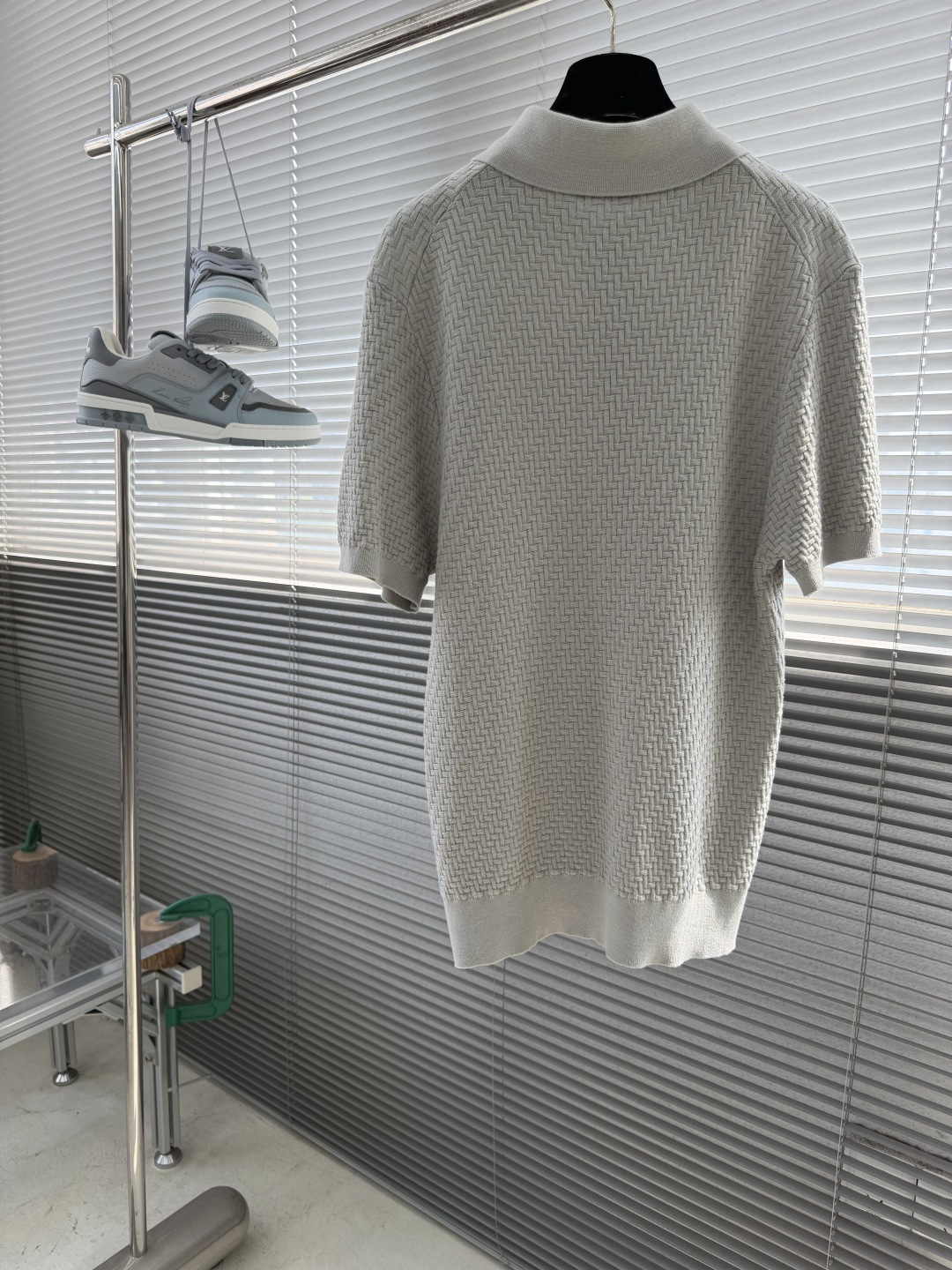 -Brioni     针织Polo衫 以菱形编织纹理构成主体，凹凸起伏的肌理如同微型浮雕，在光线下呈现