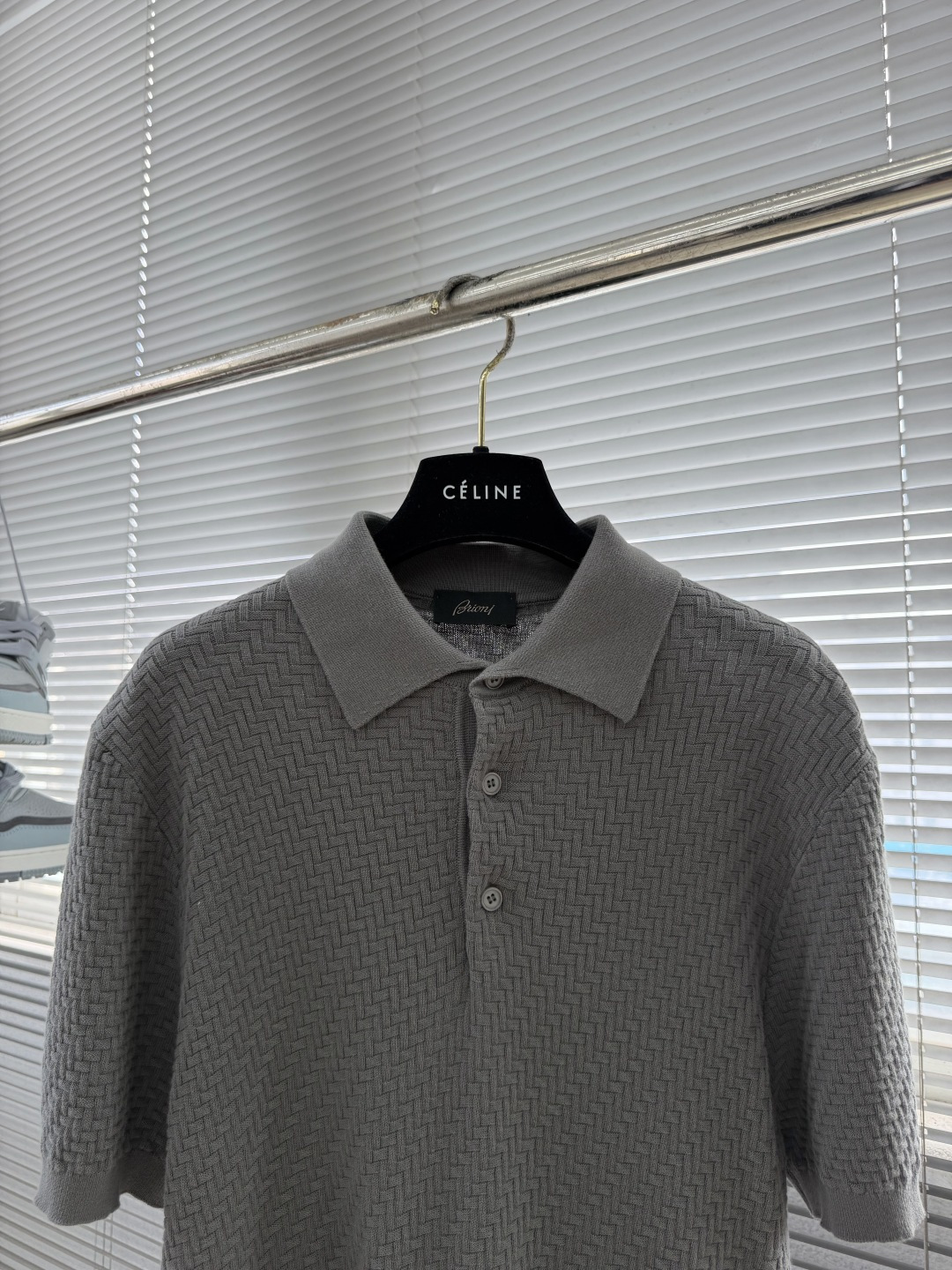 -Brioni     针织Polo衫 以菱形编织纹理构成主体，凹凸起伏的肌理如同微型浮雕，在光线下呈现