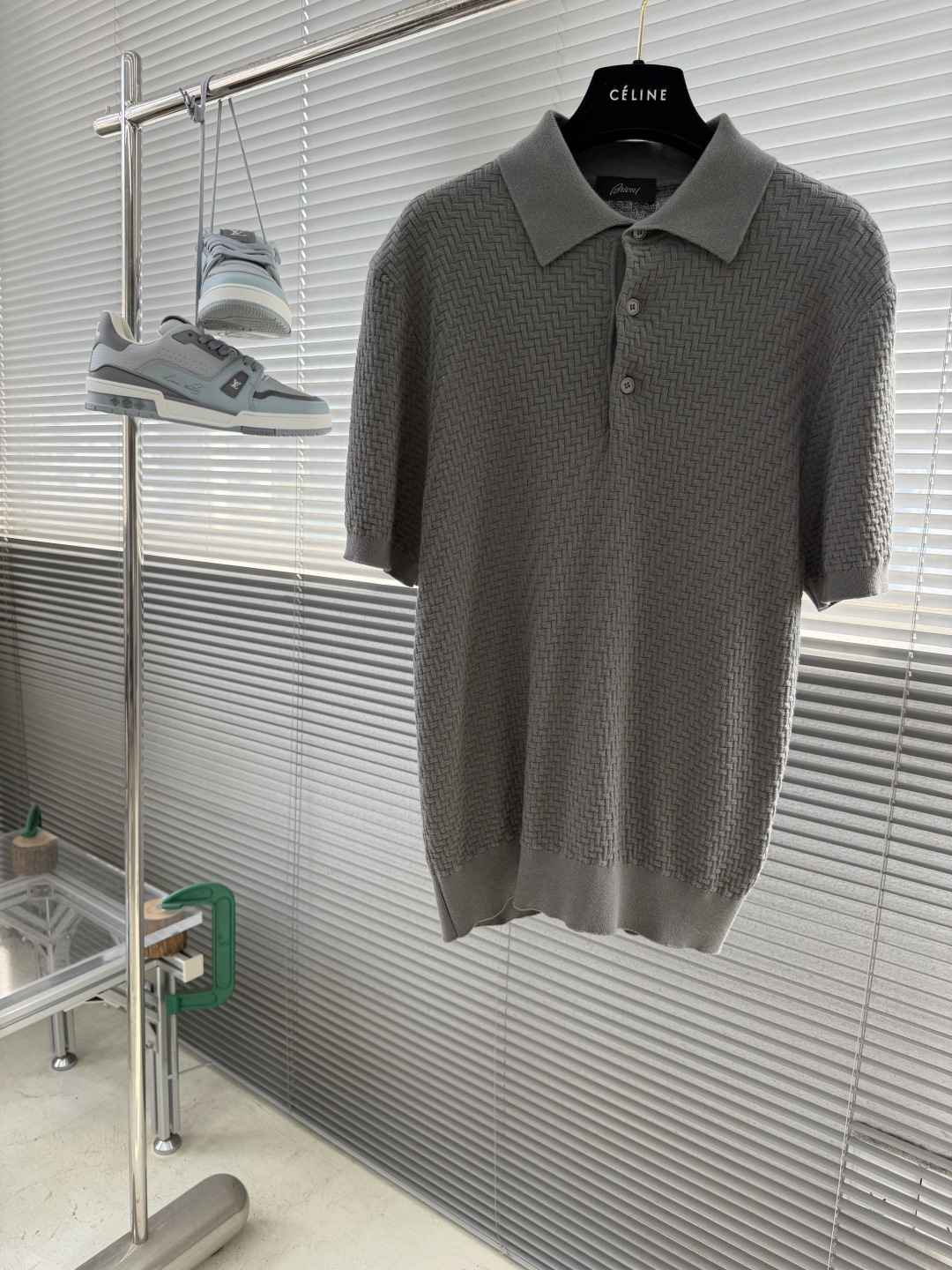 -Brioni     针织Polo衫 以菱形编织纹理构成主体，凹凸起伏的肌理如同微型浮雕，在光线下呈现