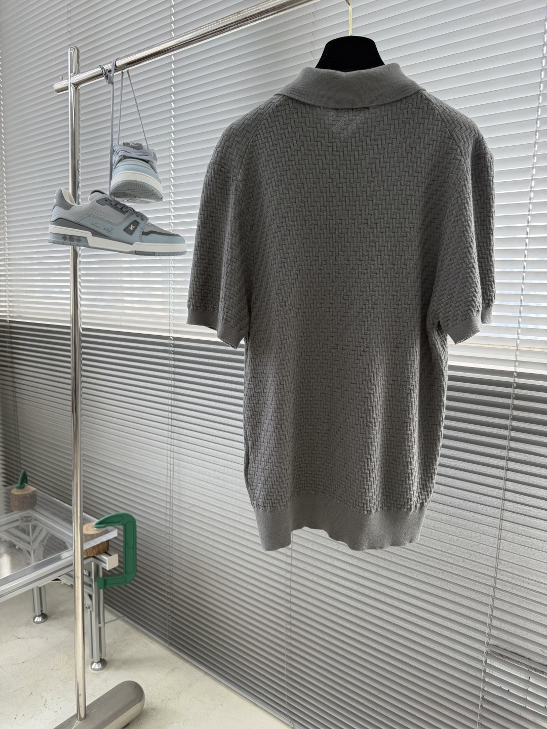-Brioni     针织Polo衫 以菱形编织纹理构成主体，凹凸起伏的肌理如同微型浮雕，在光线下呈现