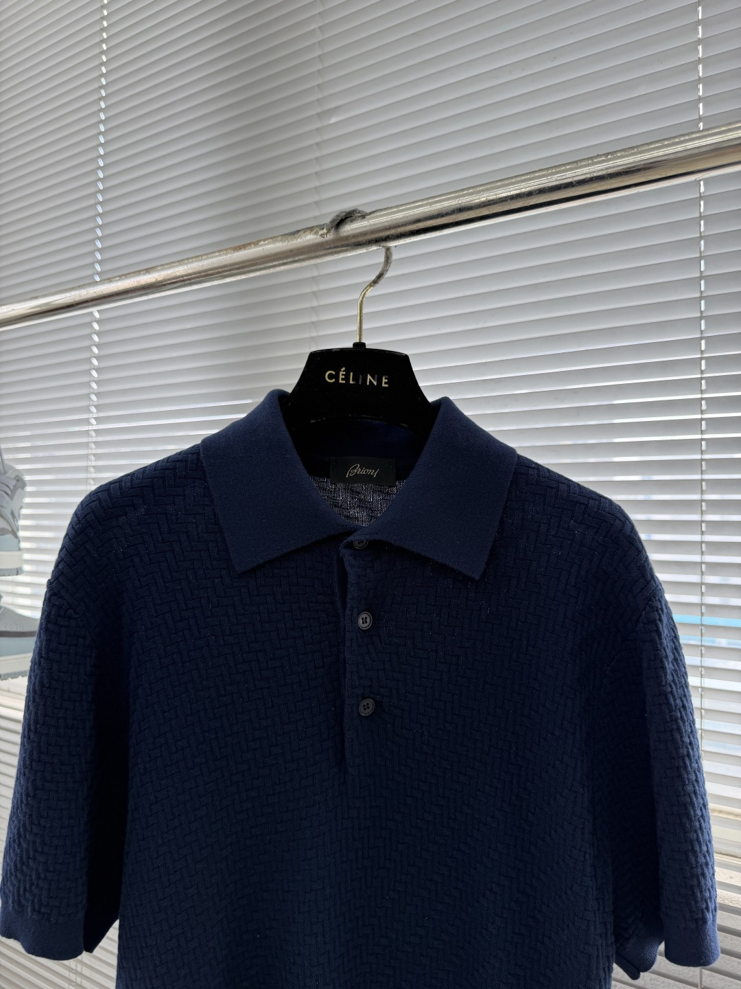 -Brioni     针织Polo衫 以菱形编织纹理构成主体，凹凸起伏的肌理如同微型浮雕，在光线下呈现