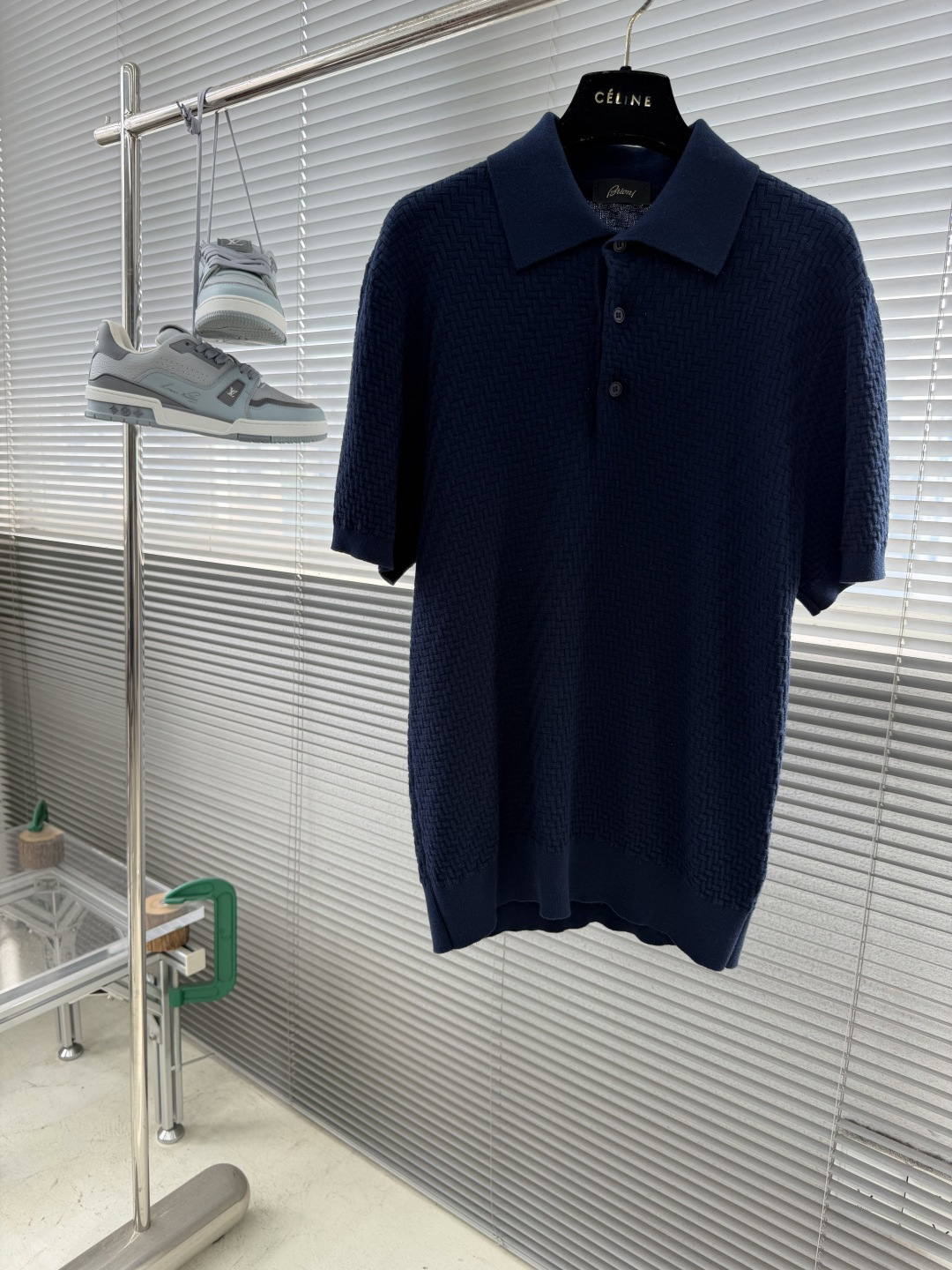 -Brioni     针织Polo衫 以菱形编织纹理构成主体，凹凸起伏的肌理如同微型浮雕，在光线下呈现
