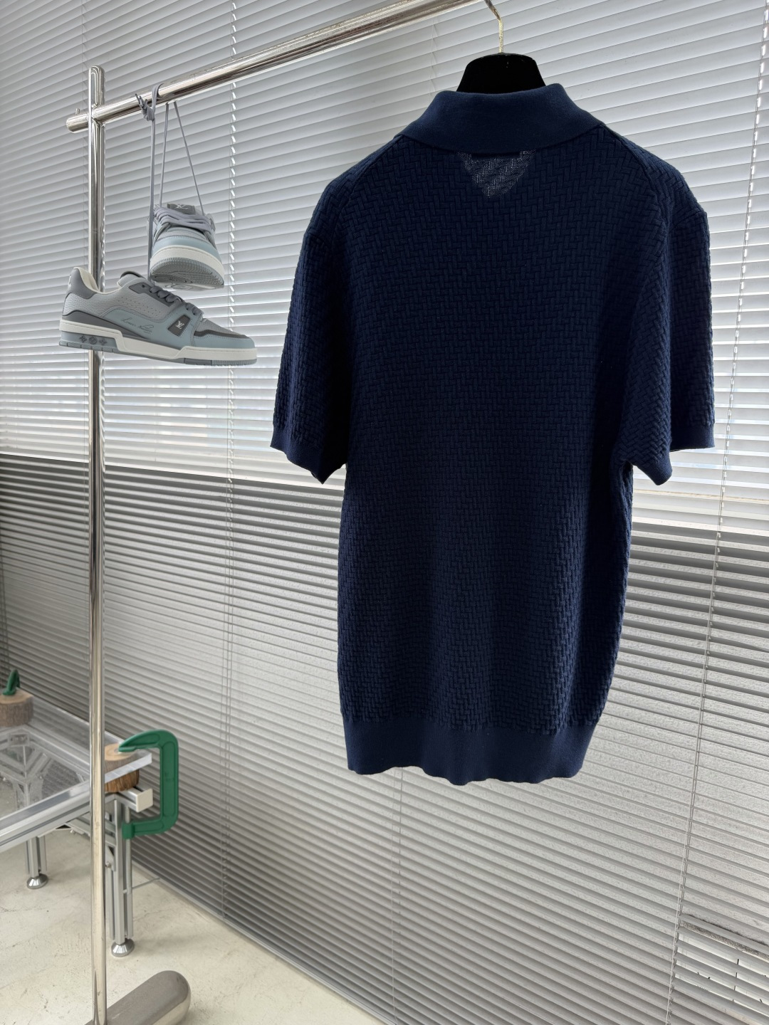 -Brioni     针织Polo衫 以菱形编织纹理构成主体，凹凸起伏的肌理如同微型浮雕，在光线下呈现