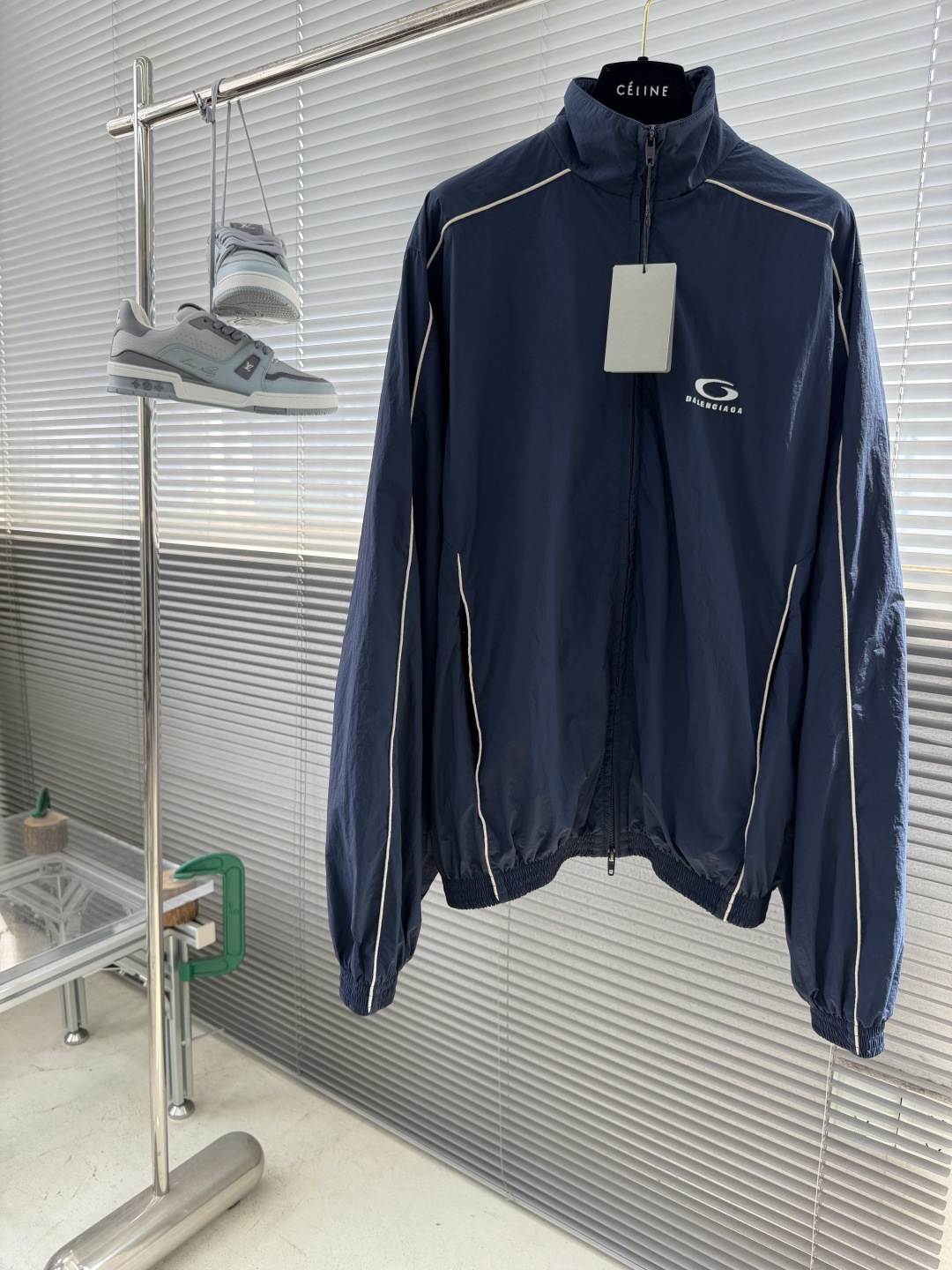 NO:870497,-Balenciag Logo embroidered high-neck piping long-sleeved jacket, loose fit, same style for men and women, Oxford blue, size XXS.19860909-Balenciag Logo刺绣高领滚边长袖 夹克外套 宽松版型 男女同款 牛津蓝色 码数XXS.XS.S 衣长646668 胸围 162 166 170 肩宽515355,,balenciaga,jackets & coats,jackets & coats,,Men's clothing