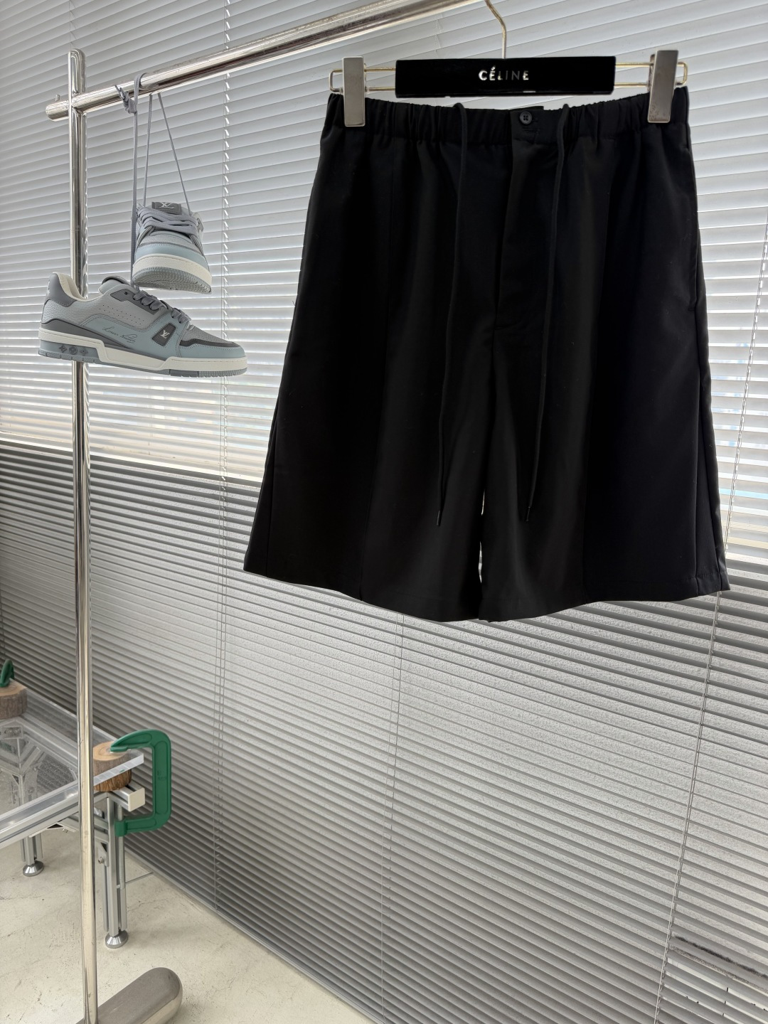 NO:872677,-JILSANDER+ 26 new summer suit shorts are here!  The loose straight fit shows leg length, the narrow waist drawstring design adapts to different body shapes, the toothpick pleat details add texture, and the wear-resistant and quick-drying fabric is perfect for summer~ Pair it with a T-shirt for a casual and refreshing look, and a shirt for a neat look. It can be worn for commuting, leisure or vacation, and you can easily wear it in a minimalist and high-end style~ The must-have all-match shorts in summer, size M-XXL, jil sander, shorts, shirts, tees, t-shirt, business suit,19860909-JILSANDER+ 26夏季新款西装短裤来啦！宽松直筒版型利落显腿长,窄腰抽绳设计适配不同身形,牙签褶细节添质感,耐磨快干面料超适合夏天～ 搭T恤随性清爽,配衬衫显利落,通勤休闲或度假都能hold住,轻松穿出极简高级范儿～ 夏日必备的百搭短裤 码数M-XXL,,jil sander,shorts,shirts,tees，t-shirt,business suit,,Men's clothing
