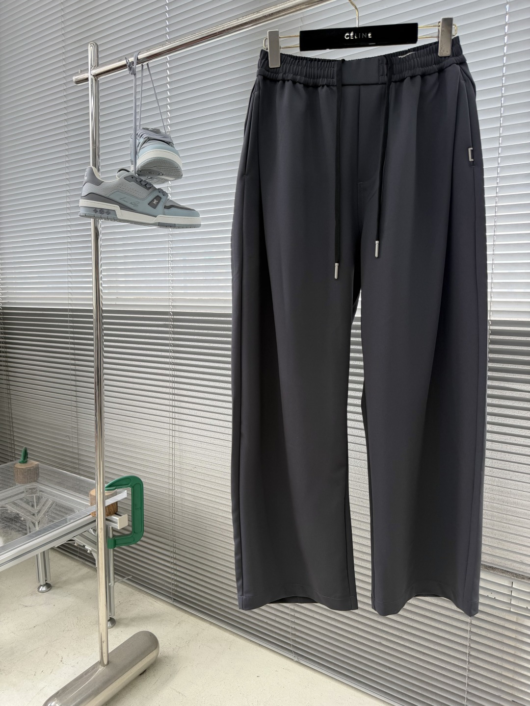 NO:872695,-THE ROW 2026 spring and summer new casual trousers are here!  The drawstring elastic waist is designed to be comfortable and non-restrictive, the drapey fabric has a sense of elegance, the cool material provides comfort in spring and summer, and the loose fit makes the legs look slimmer ~ Wearing a T-shirt for daily wear is lazy and casual, and it is also neat to wear with a shirt for commuting. It can be easily held in various occasions, practical and fashionable!  A must-have item for your spring and summer wardrobe, if you like it, get it now!  Size M-XXL,,shirts,tees,t-shirt,19860909-THE ROW 2026春夏新款休闲长裤来袭！ 抽绳松紧腰设计自在无束缚,垂感面料自带飘逸感,凉感材质承包春夏的舒适,宽松版型修饰腿型超显瘦～ 日常搭T恤慵懒随性,配衬衫通勤也利落,各种场合都能轻松hold住,实穿又时髦！ 春夏衣橱的刚需款,喜欢的赶紧下手！ 码数M-XXL,,shirts,tees，t-shirt,,Men's clothing