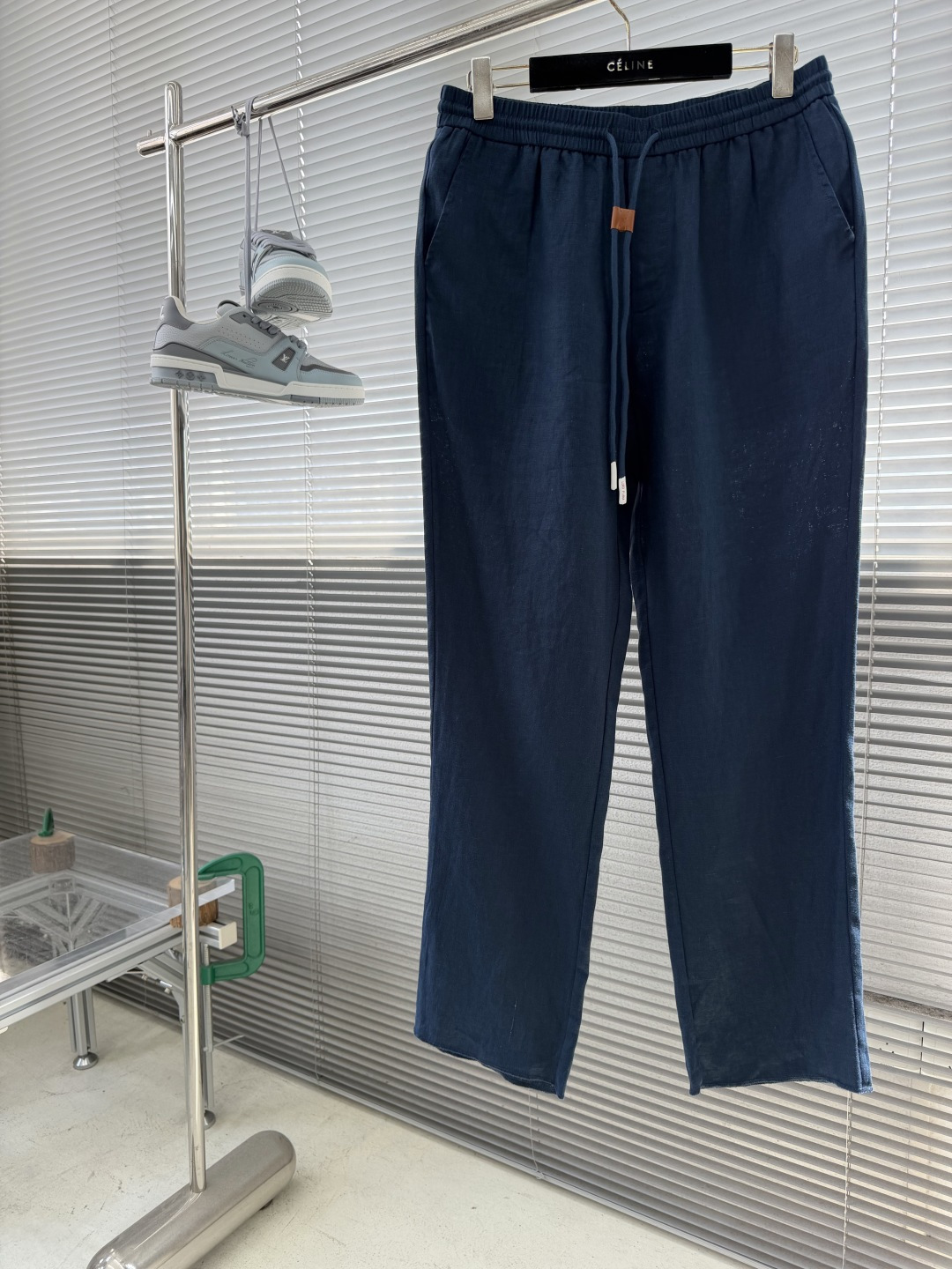 -Loro Piana    100%亚麻皮质扣抽绳休闲长裤一、核心材质与工艺  1. 面料：100%进