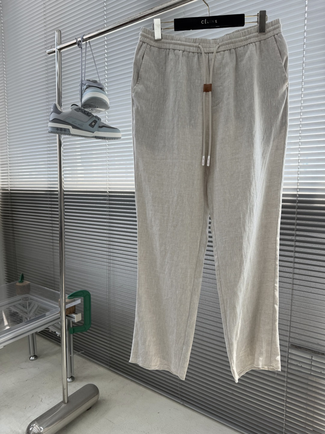-Loro Piana    100%亚麻皮质扣抽绳休闲长裤一、核心材质与工艺  1. 面料：100%进