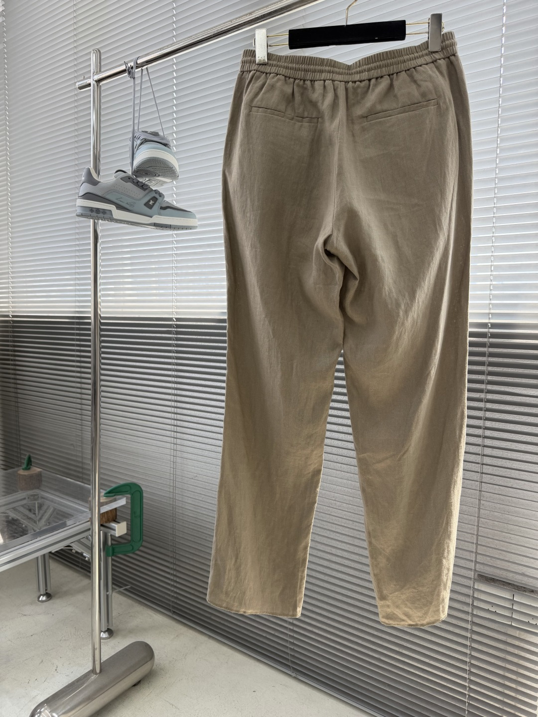 -Loro Piana    100%亚麻皮质扣抽绳休闲长裤一、核心材质与工艺  1. 面料：100%进