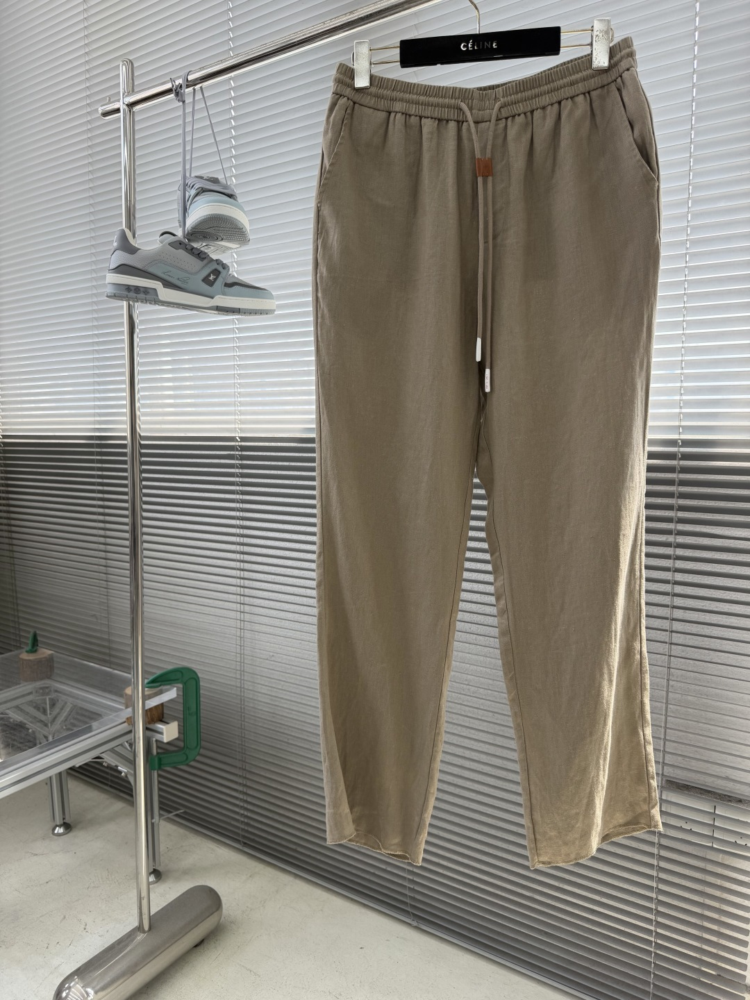 -Loro Piana    100%亚麻皮质扣抽绳休闲长裤一、核心材质与工艺  1. 面料：100%进