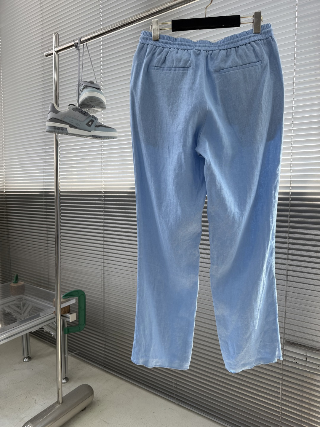 -Loro Piana    100%亚麻皮质扣抽绳休闲长裤一、核心材质与工艺  1. 面料：100%进
