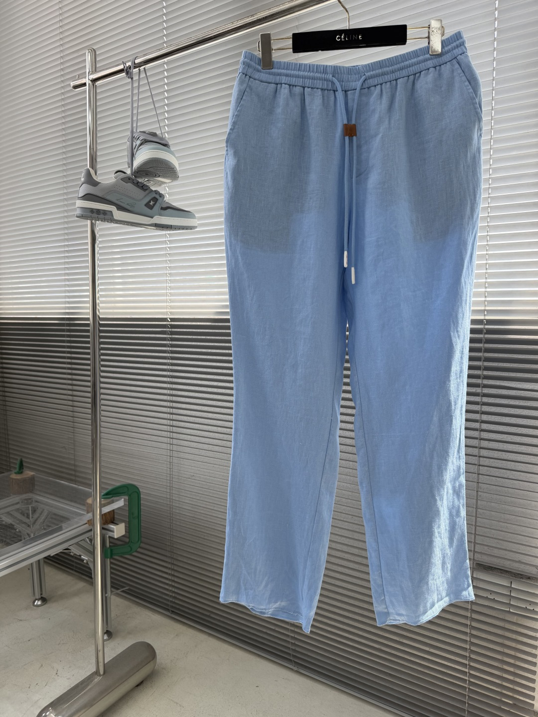 -Loro Piana    100%亚麻皮质扣抽绳休闲长裤一、核心材质与工艺  1. 面料：100%进