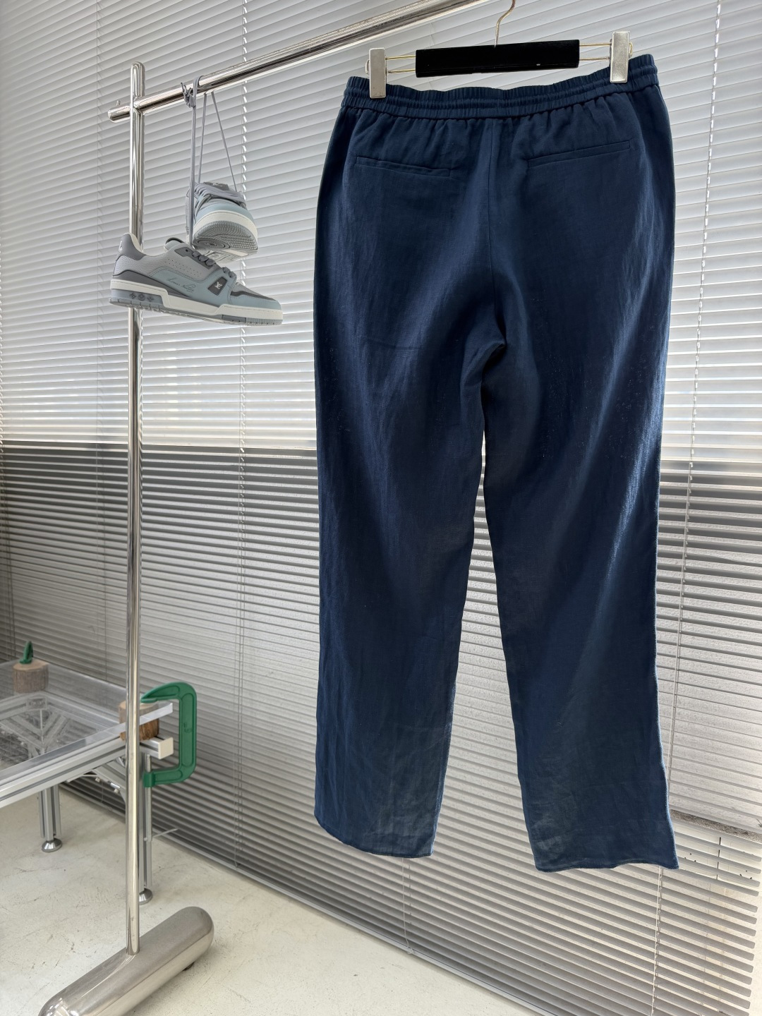 -Loro Piana    100%亚麻皮质扣抽绳休闲长裤一、核心材质与工艺  1. 面料：100%进