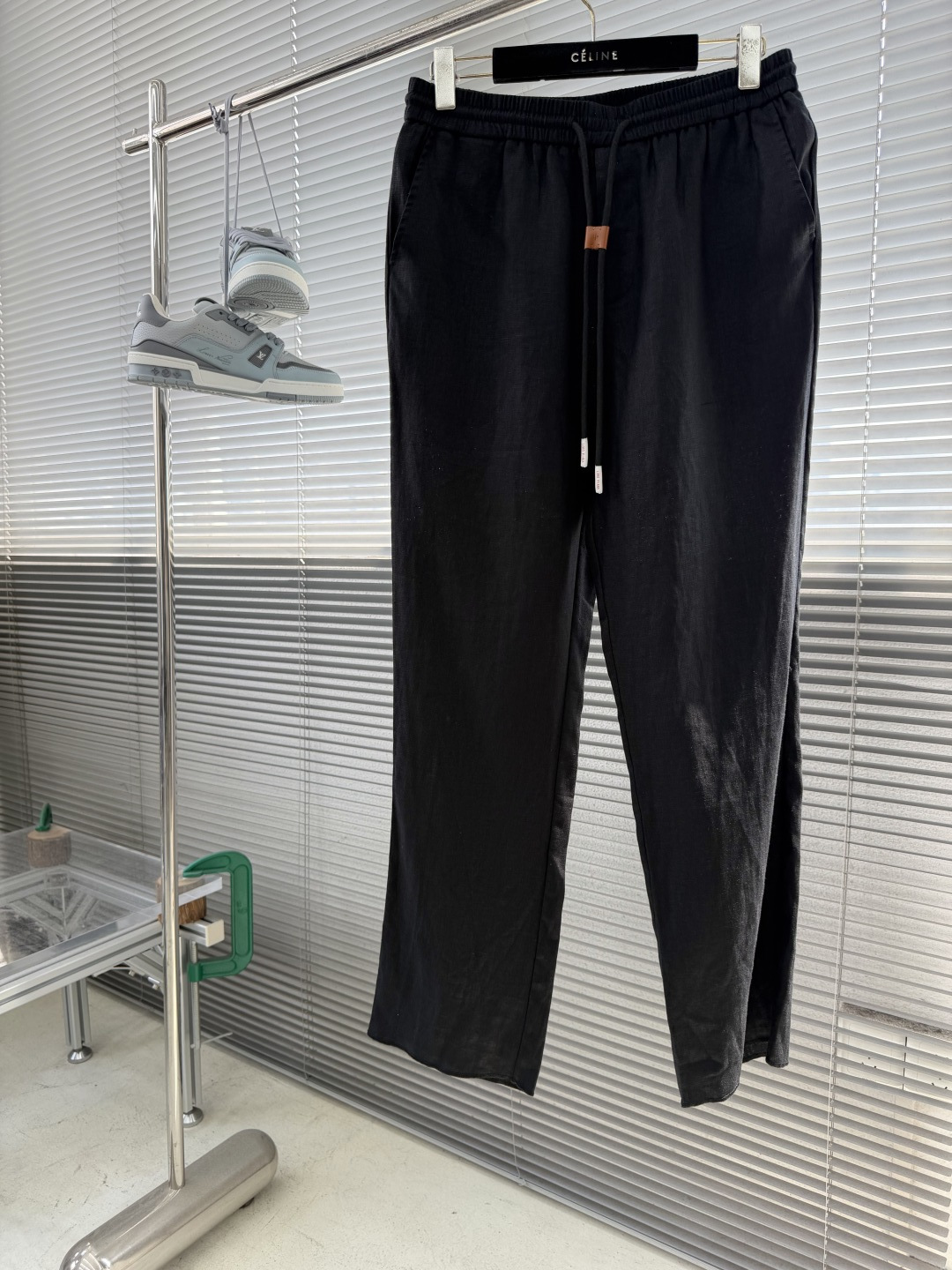 -Loro Piana    100%亚麻皮质扣抽绳休闲长裤一、核心材质与工艺  1. 面料：100%进