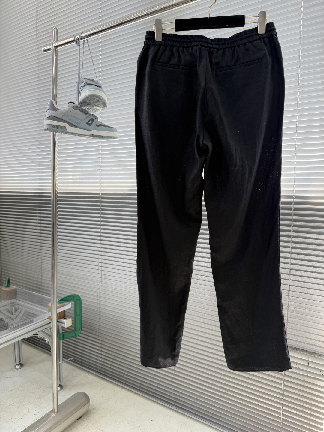 -Loro Piana    100%亚麻皮质扣抽绳休闲长裤一、核心材质与工艺  1. 面料：100%进