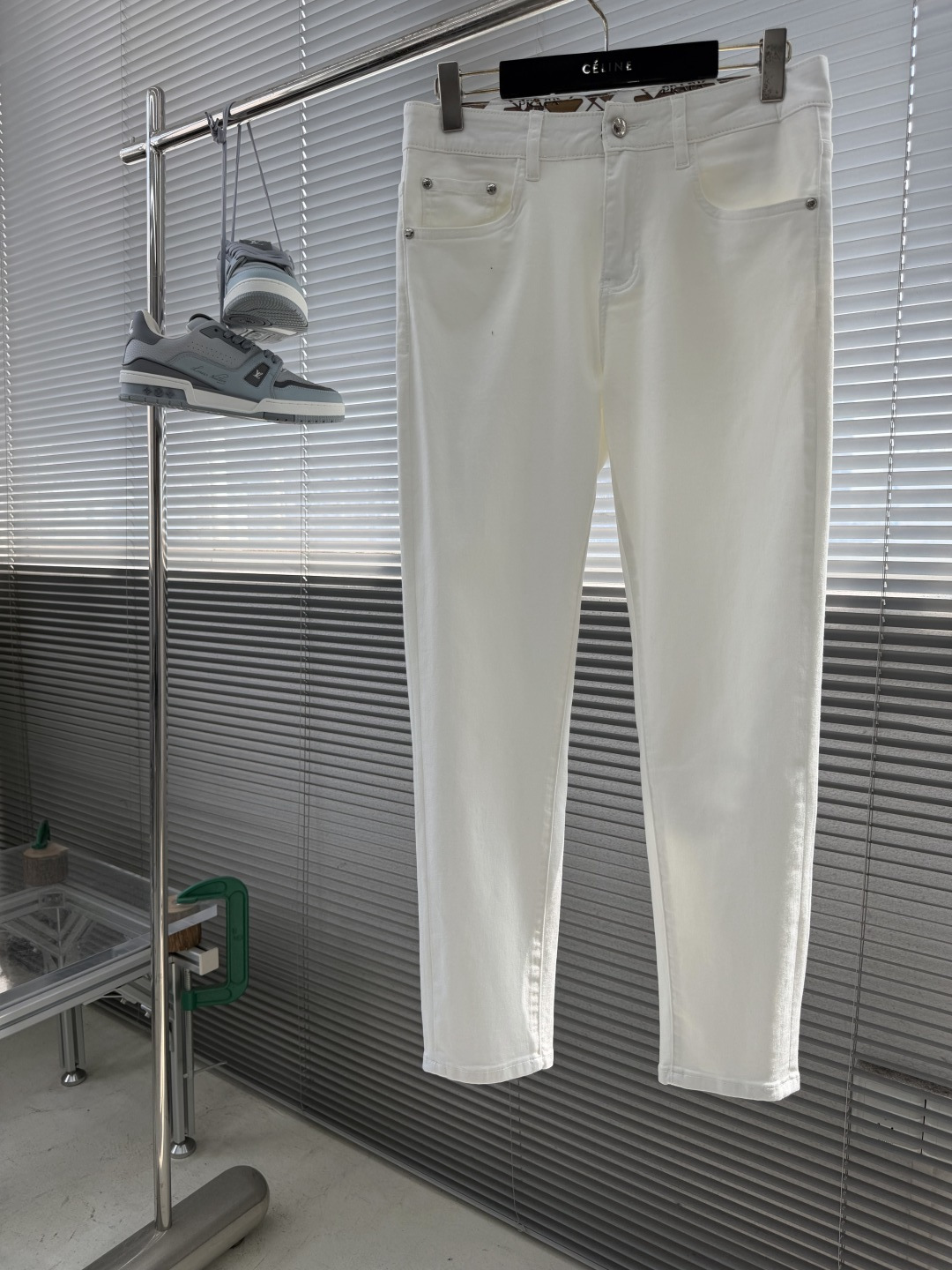 NO:872680,-PRAD's new spring and summer style simple white jeans, all imported hardware and accessories, matched with the royal metal of the P family...the perfect combination of texture details...Originated by Guangdong Zhongshan denim foreign trade export enterprise, with the best quality blessing...you will not be able to put it down when you get it!  !  !  Size:29-38(37),,prada,jeans,19860909-PRAD 春夏新款 简约白色牛仔裤 全部进口五金辅料,搭配P家的御用金属....质感细节的完美搭配...广东中山牛仔外贸出口企业代工,首屈一指的品质加持..让你到手爱不释手！！！ 尺码:29-38（37）,,prada,jeans,,Men's clothing