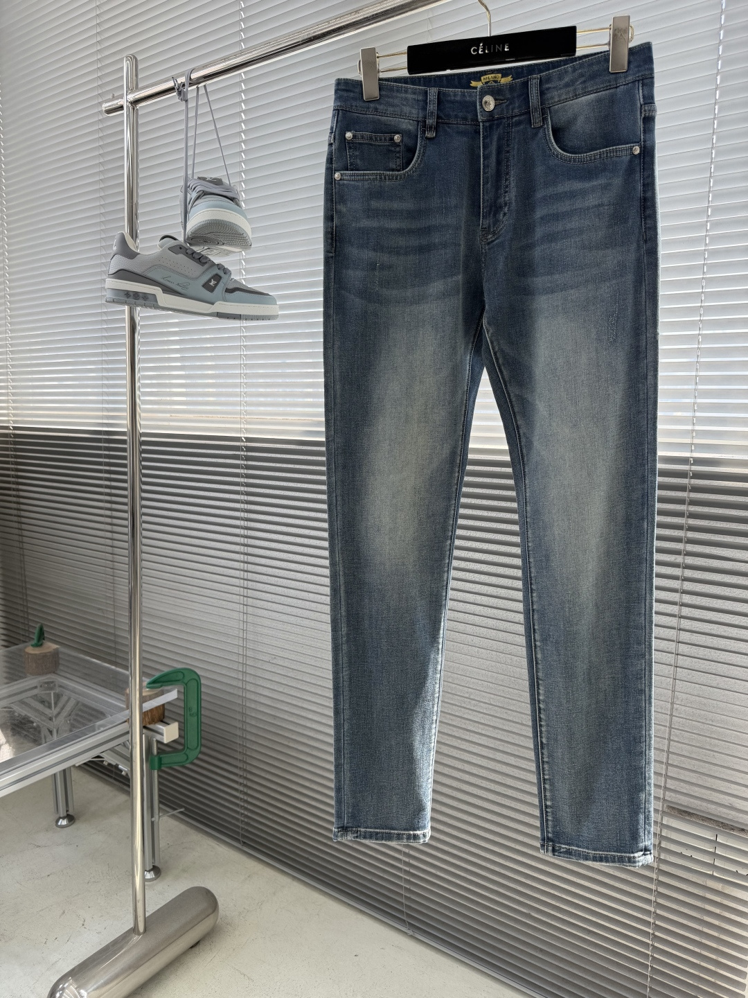 NO:872750,-PRAD 2026 spring and summer new thin jeans, high-end quality small straight slim jeans, designed with classic logo leather tags on the upper waist, and three-dimensional embossed brand logo on the back pockets. The overall style is noble and extraordinary. The fabric is made of cotton stretch denim, with precise fabric tire fabric and a good backbone. The upper body is stiff and stylish without feeling tight. After washing in a natural and environmentally friendly light color, the upper body is soft and comfortable. Hardware accessories YKK zippers, naturally whitened.  Very exquisite, original hardware accessories, overall very classy!  Size:29-38(37),,prada,jeans,19860909-PRAD 2026春夏新品薄款牛仔裤,高端品质小直筒修身牛仔裤 设计上腰部经典logo皮牌点缀,后口袋品牌logo徽标立体压印装饰 整体高贵而大气非凡,面料采用棉弹牛仔布,面料胎布精密,有很好的 骨干,上身挺括有型的同时又没有紧绷感,天然环保的浅色水洗后,上身柔软舒适度一流,五金辅料 YKK拉链,自然磨白处理 非常精致,原版五金配件 整体超显品位！ 尺码:29-38（37）,,prada,jeans,,Men's clothing