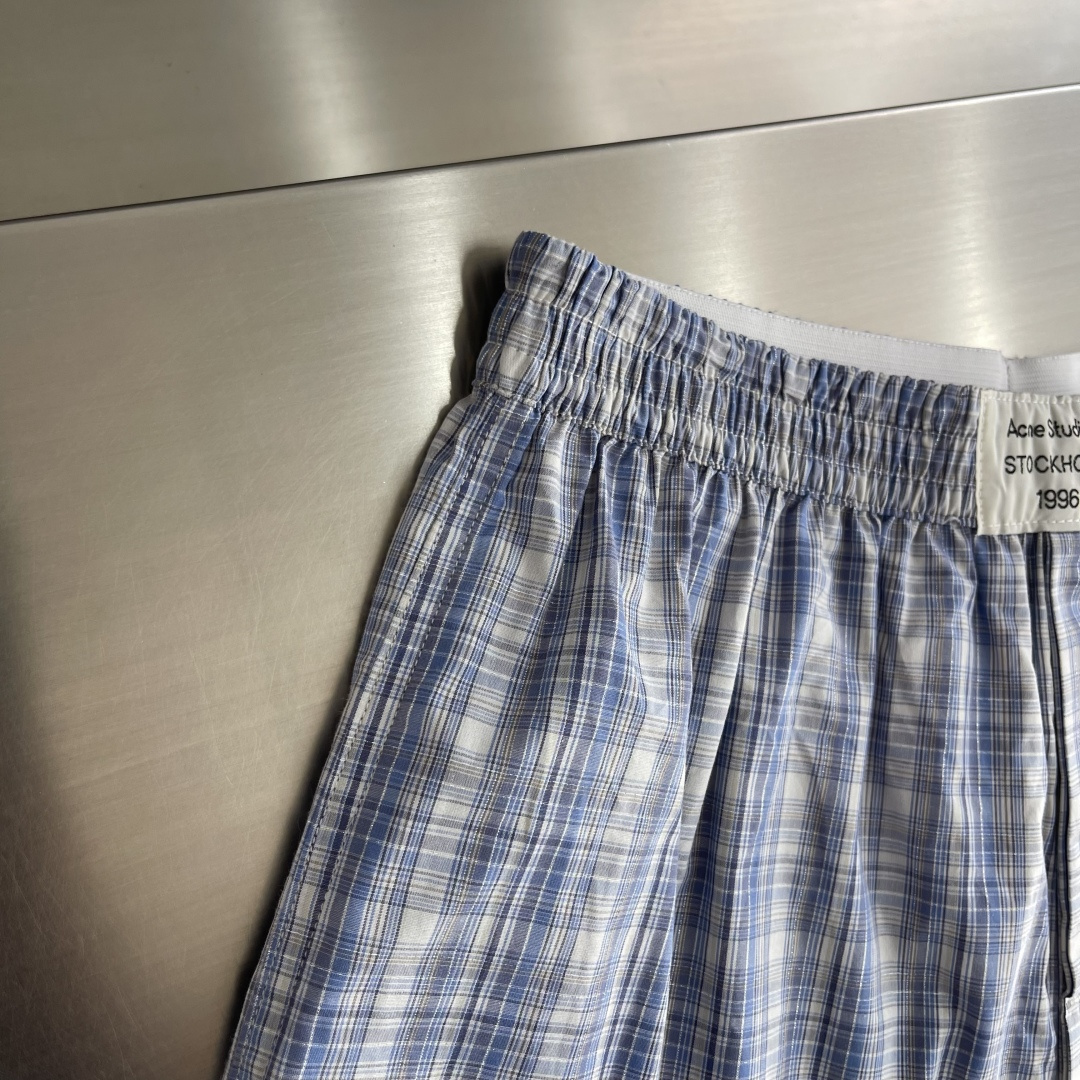 -Acne Studios   标签格纹短裤定制云逸轻府棉 轻盈透气 细腻亲肤 雾蓝白为底 细密格纹织就