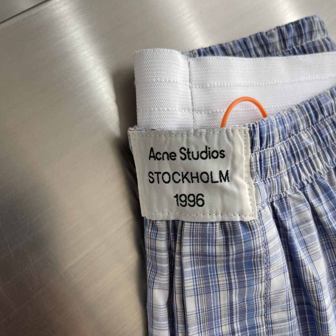 -Acne Studios   标签格纹短裤定制云逸轻府棉 轻盈透气 细腻亲肤 雾蓝白为底 细密格纹织就