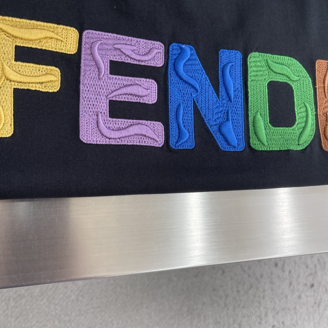 -FEND    彩色字母刺绣logoT恤宽松版型 采用客供270克双纱纯棉面料 成衣水洗 手感丝滑有着