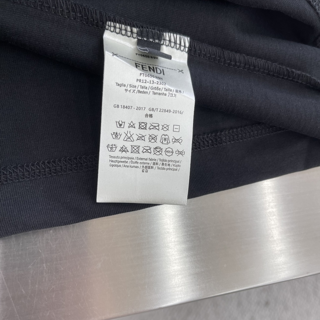 -FEND    彩色字母刺绣logoT恤宽松版型 采用客供270克双纱纯棉面料 成衣水洗 手感丝滑有着