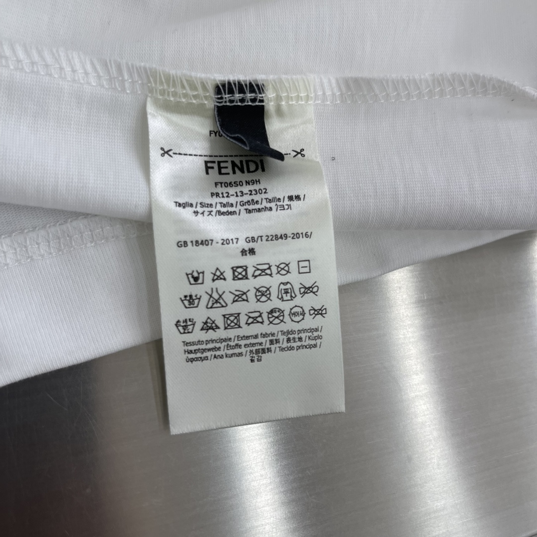 -FEND    彩色字母刺绣logoT恤宽松版型 采用客供270克双纱纯棉面料 成衣水洗 手感丝滑有着