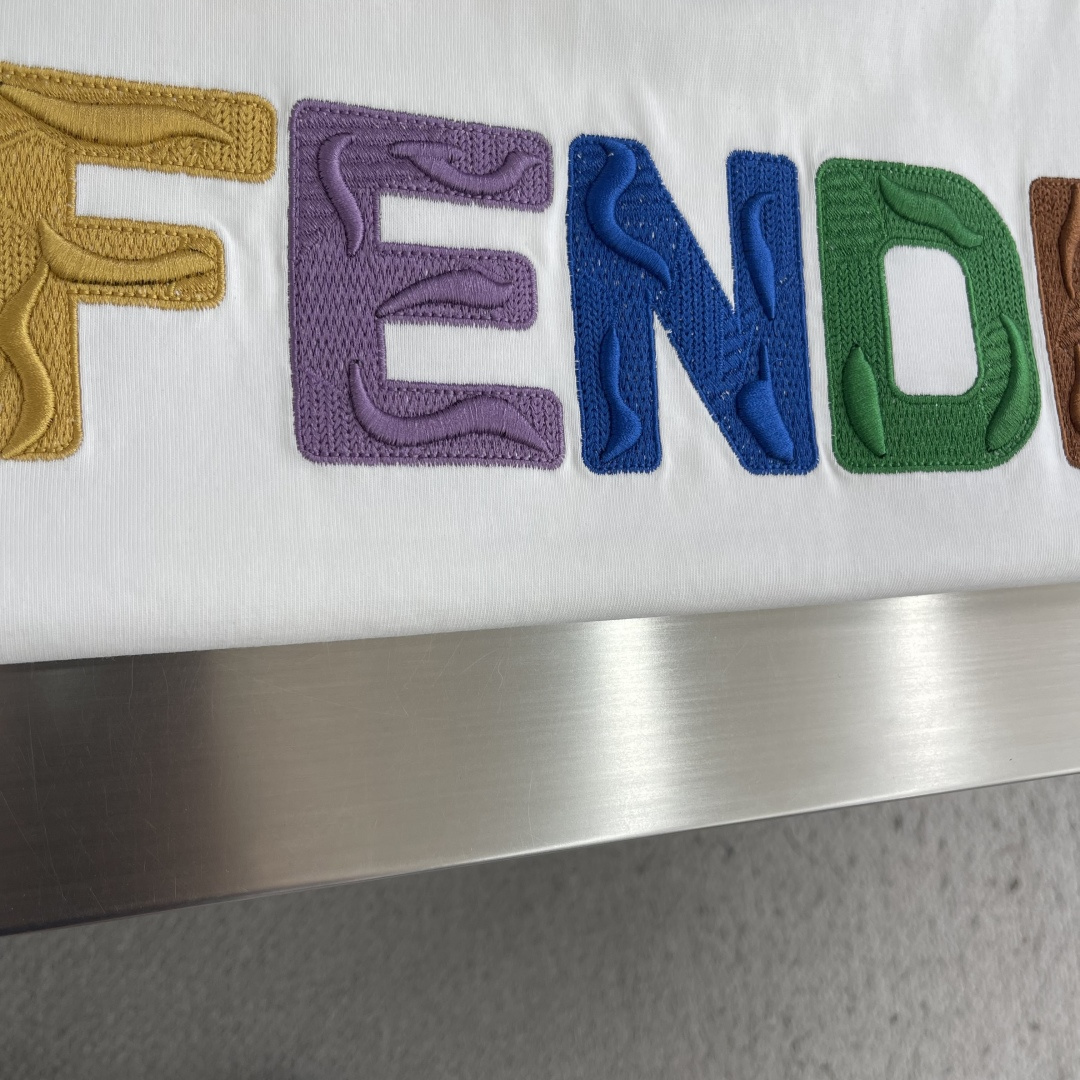 -FEND    彩色字母刺绣logoT恤宽松版型 采用客供270克双纱纯棉面料 成衣水洗 手感丝滑有着