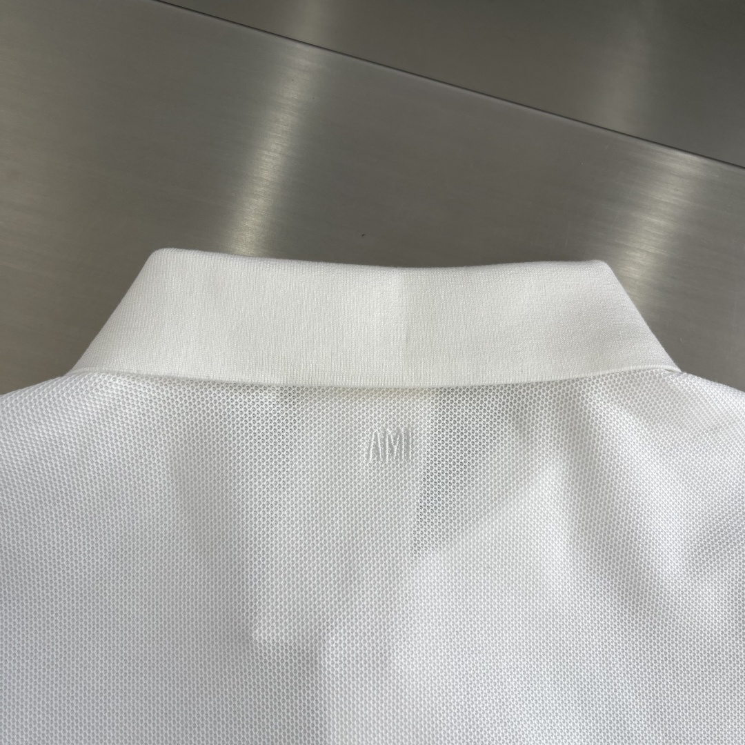-Ami    珠地面料翻领Polo衫面料质感在线，舒适亲肤，上身穿着挺括有型！码数：S M L XL 