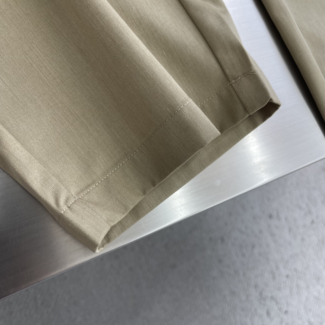 -Loro Piana    意式臻裁 夏序绅装源于佛罗伦萨百年工坊的制裤美学，以意大利奢侈品级的匠心与