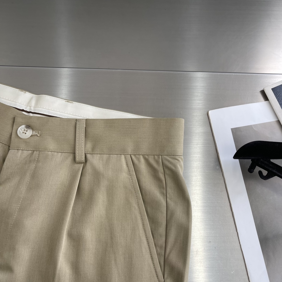 -Loro Piana    意式臻裁 夏序绅装源于佛罗伦萨百年工坊的制裤美学，以意大利奢侈品级的匠心与