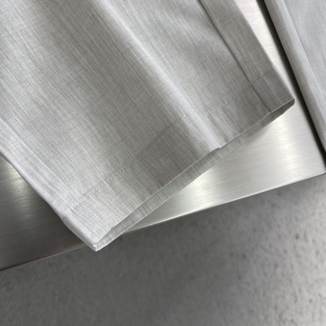 -Loro Piana    意式臻裁 夏序绅装源于佛罗伦萨百年工坊的制裤美学，以意大利奢侈品级的匠心与