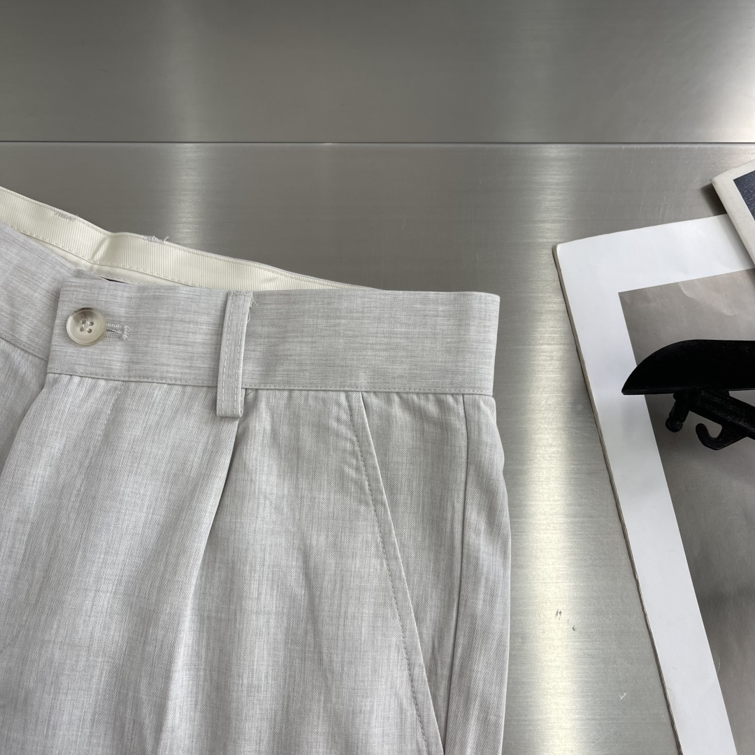 -Loro Piana    意式臻裁 夏序绅装源于佛罗伦萨百年工坊的制裤美学，以意大利奢侈品级的匠心与