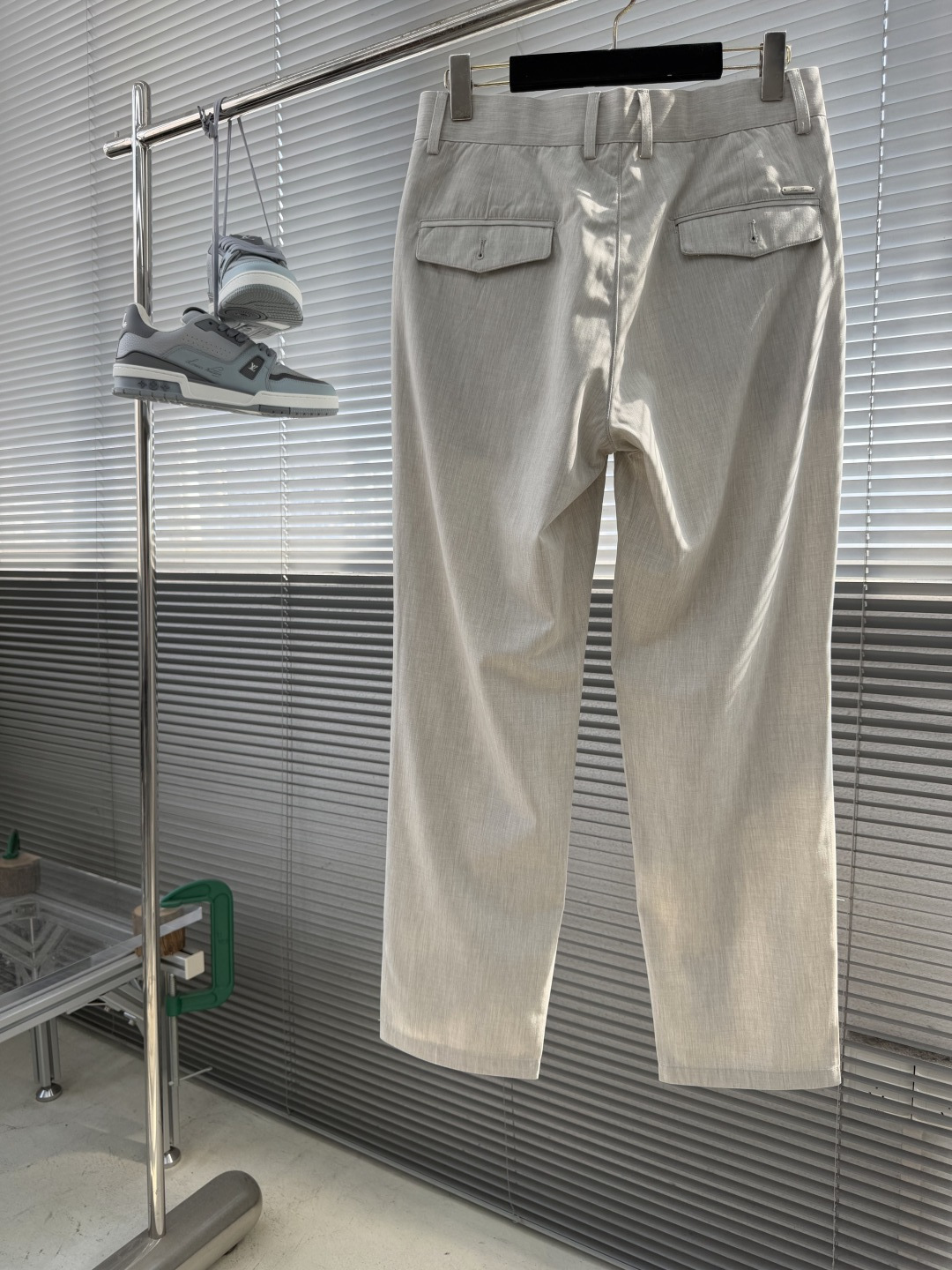 -Loro Piana    意式臻裁 夏序绅装源于佛罗伦萨百年工坊的制裤美学，以意大利奢侈品级的匠心与