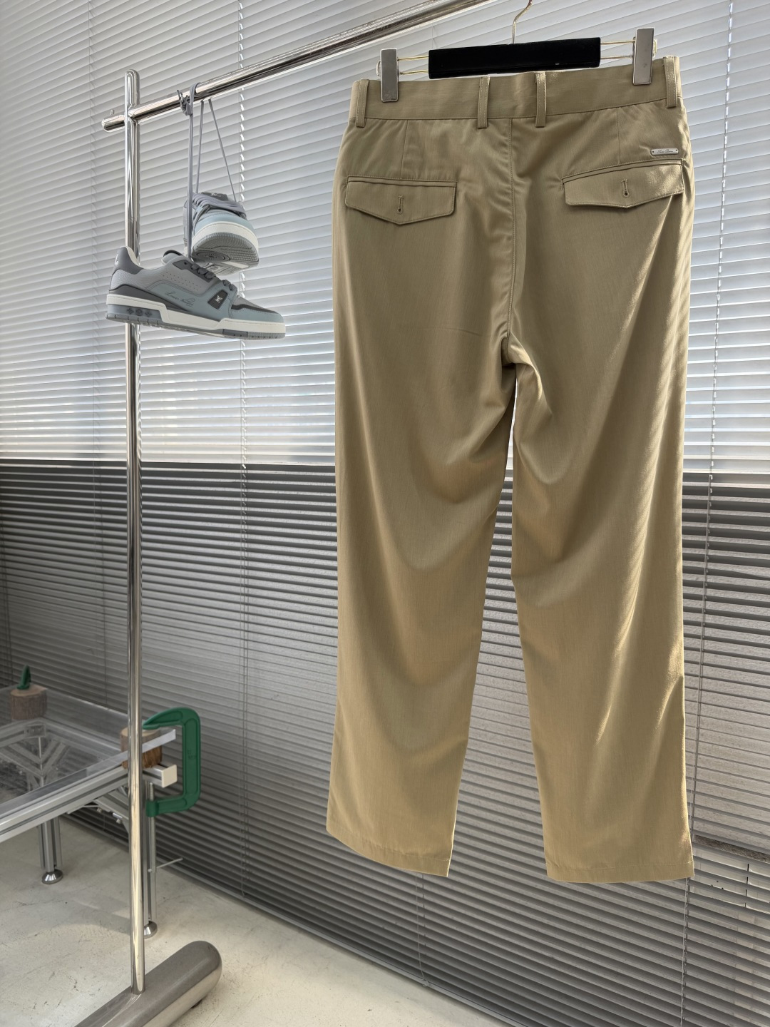 -Loro Piana    意式臻裁 夏序绅装源于佛罗伦萨百年工坊的制裤美学，以意大利奢侈品级的匠心与