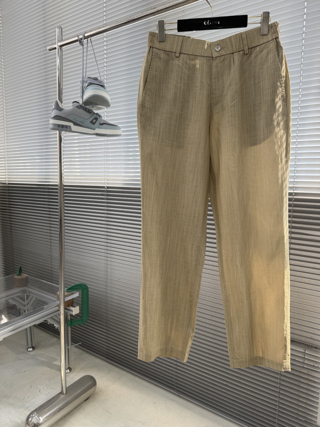 NO:870557,- Loro Piana Lao Qian Luxury Linen Pants Tencel fiber gives the fabric a silky smooth touch, which makes it fit better against the skin when worn. The natural pore structure of the flax fiber can quickly conduct moisture and dissipate heat. The hygroscopicity of Tencel further accelerates the evaporation of sweat, keeping the skin dry and extremely comfortable!  With a silky and cool feeling!  My favorite fabric for summer!  The contrasting color design on the waist of these pants is really ingenious, and it immediately makes the overall sense of hierarchy pop out~ This low-saturated contrasting color is particularly textured, and it is not too ostentatious. It also quietly raises the waistline through the contrast between light and dark, visually elongating the proportion of the legs, and even wearing it on a small person makes the legs extremely long!  Size M/L/XL/2XL/3XL,,loro piana,19860909-Loro Piana 老钱高奢麻裤 天丝纤维赋予面料丝绸般的柔滑触感,穿着时贴肤性更佳,亚麻纤维的天然孔隙结构能快速导湿散热,天丝的吸湿性进一步加速汗液蒸发,保持皮肤干爽,无比舒服！带有丝滑冰凉的感觉！夏天最爱的面料！ 这条裤子的腰部撞色设计真的太有巧思了,一下子让整体层次感跳脱出来～ 这种低饱和撞色特别显质感,既不会过于张扬,又通过明暗对比悄悄拉高了腰线,视觉上直接拉长腿部比例,小个子穿也超显腿长！ 尺码M/L/XL/2XL/3XL,,loro piana,,Men's clothing